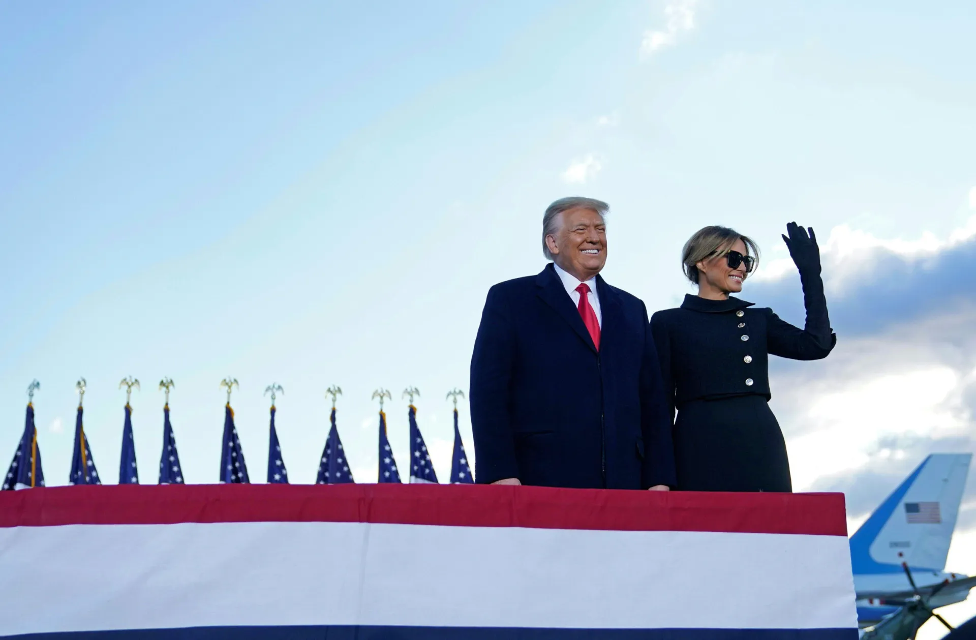 Donald Trump em um cenário de televisão, refletindo seu envolvimento com a mídia.