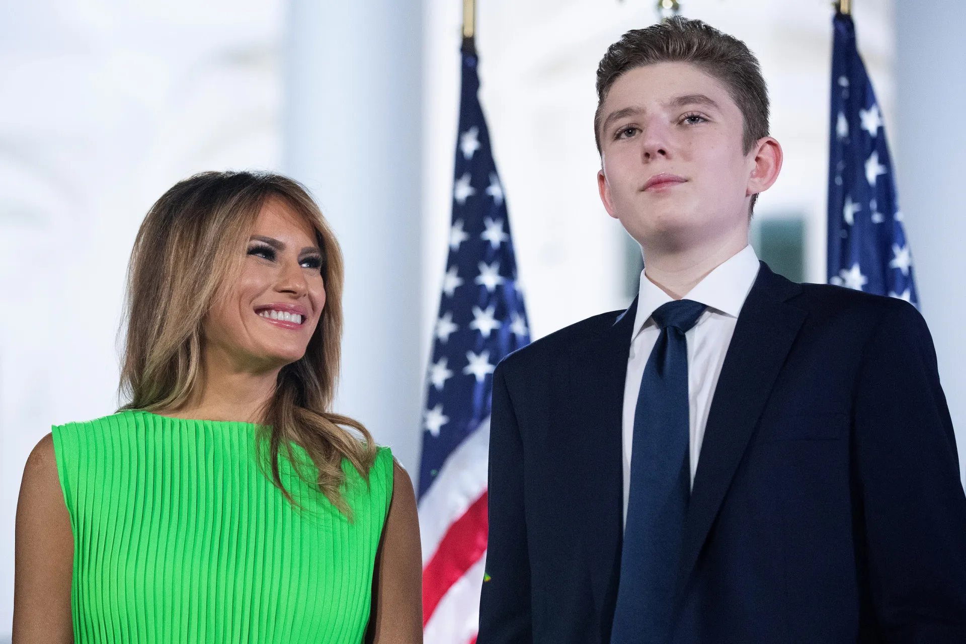 Melania Trump com seu filho Barron, ilustrando seu papel de mãe em tempo integral.