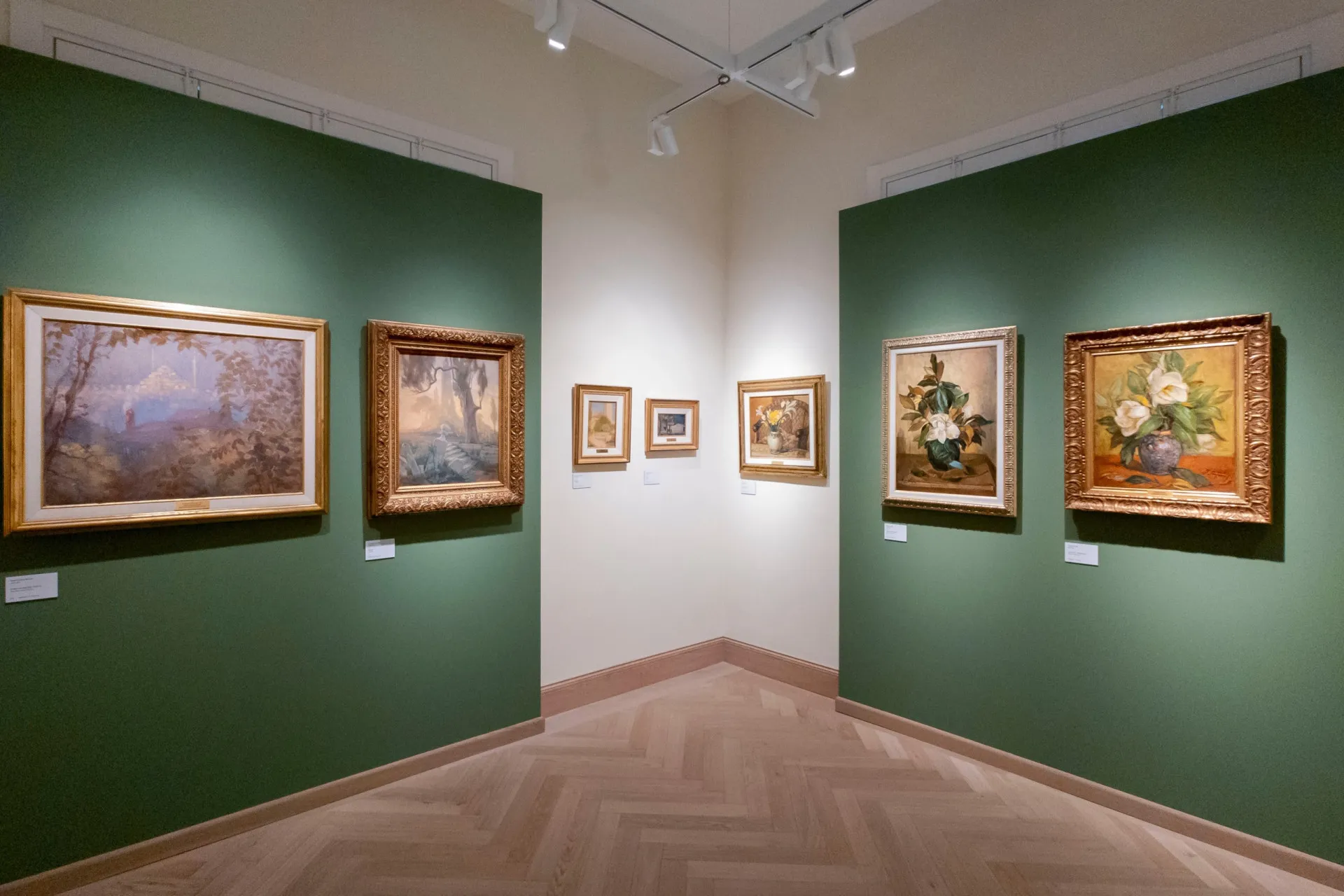 Interior de uma galeria de arte com pinturas valiosas, representando a coleção da família.