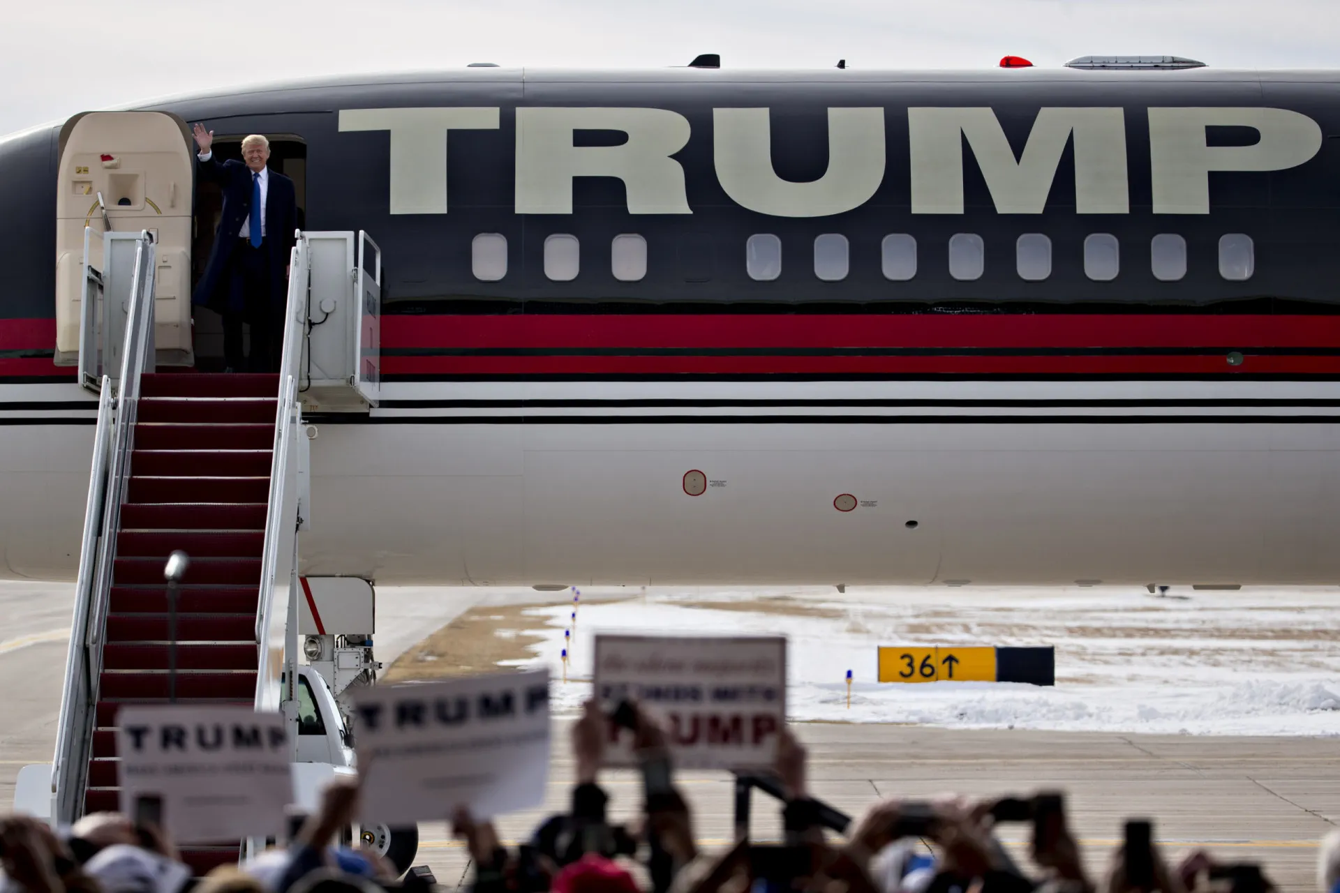 O imponente jato particular Boeing 757, conhecido como 'Trump Force One', em uma pista de aeroporto.