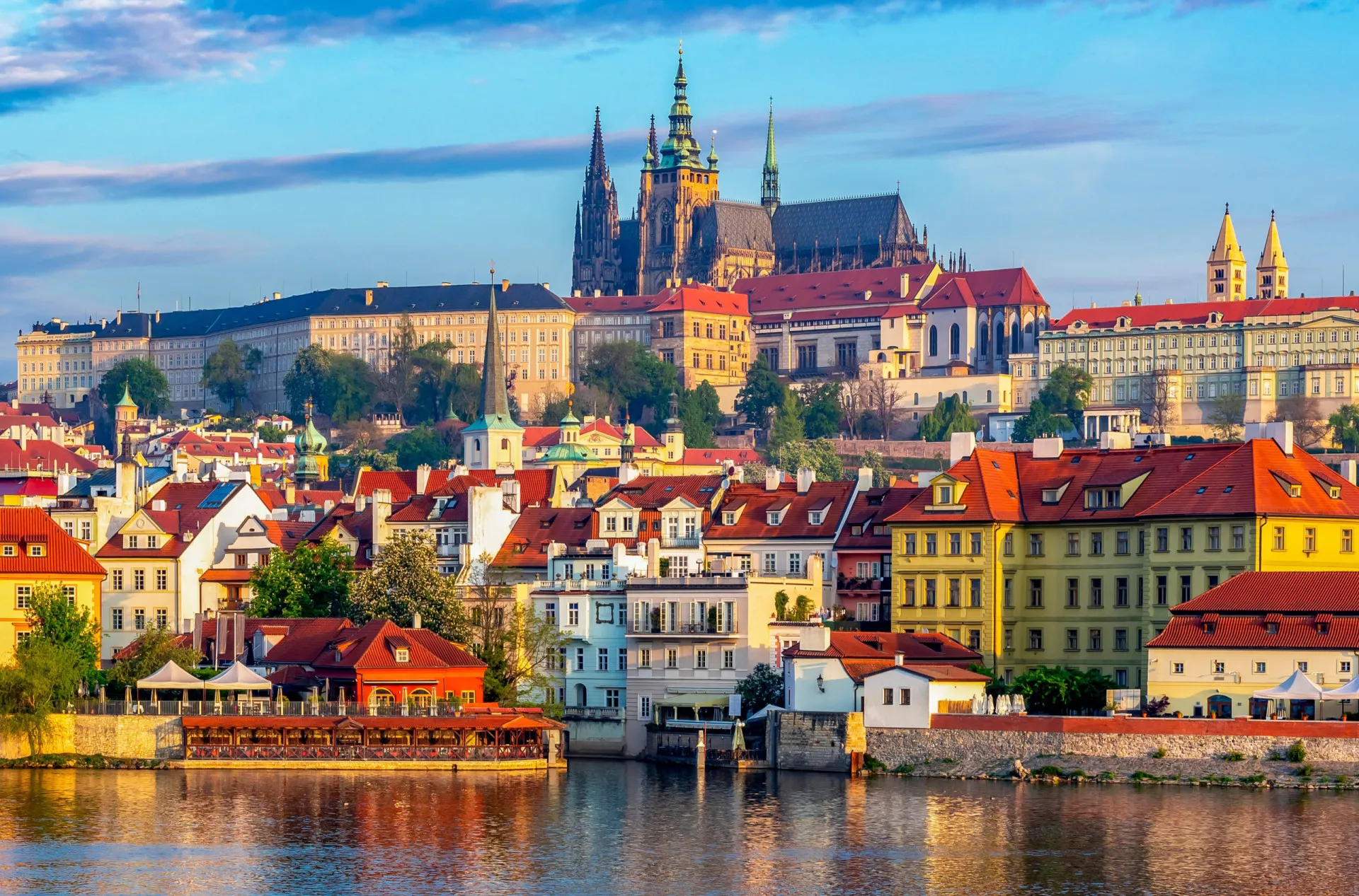 A icônica Ponte Carlos em Praga, com o castelo ao fundo, representando o charme da República Tcheca.