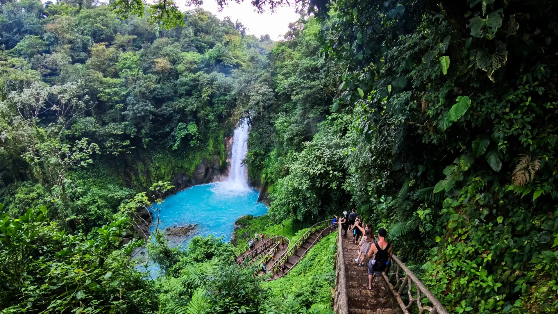 Uma cachoeira exuberante em meio à floresta tropical da Costa Rica.