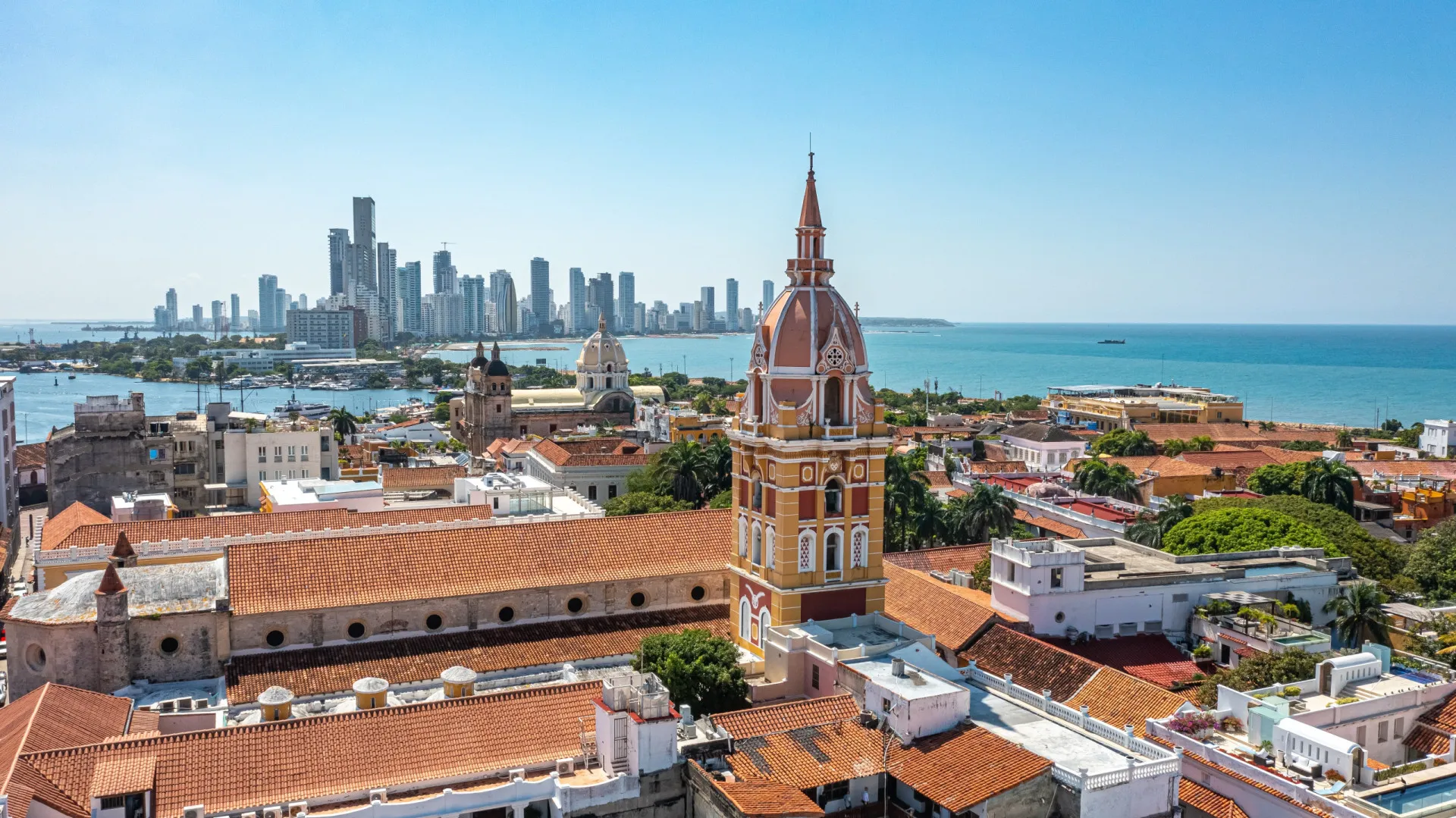 As ruas coloridas e as varandas floridas da cidade histórica de Cartagena, na Colômbia.