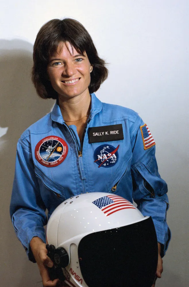 Sally Ride em um retrato oficial da NASA, com um olhar determinado.