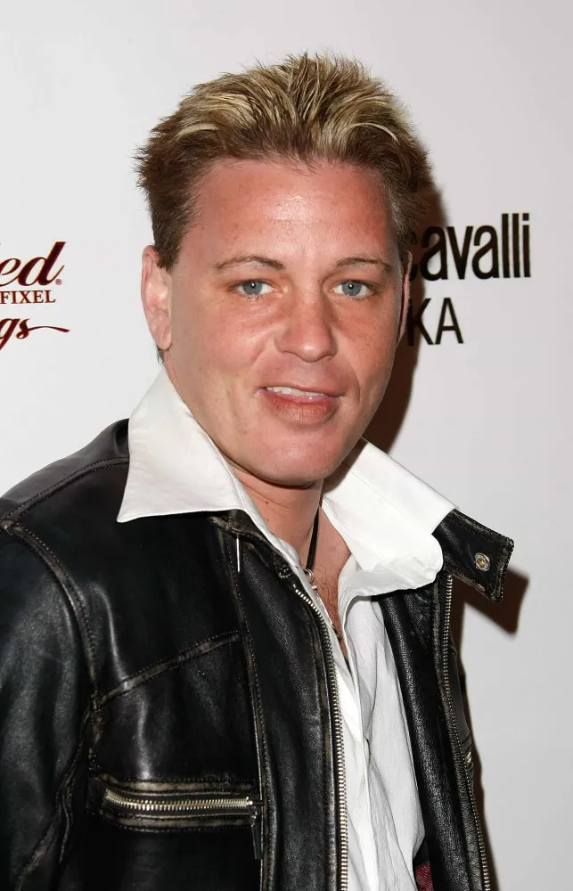 Corey Haim com um olhar melancólico, refletindo a turbulência de sua vida.
