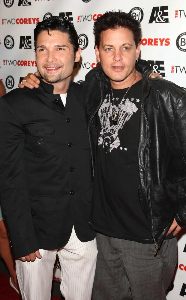 Corey Haim ao lado de seu amigo e co-estrela Corey Feldman.