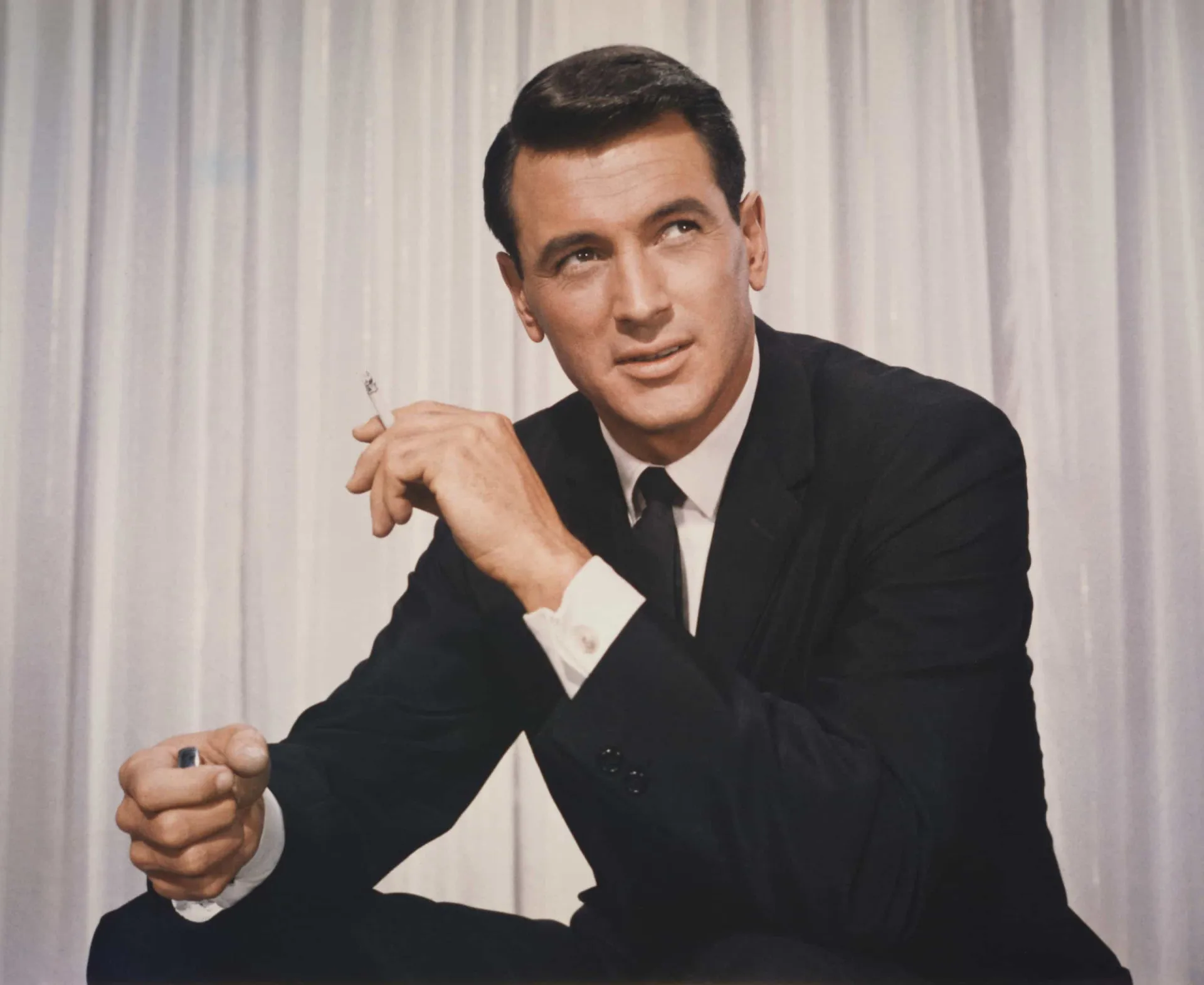 Rock Hudson em um retrato clássico, com aparência de galã de cinema.