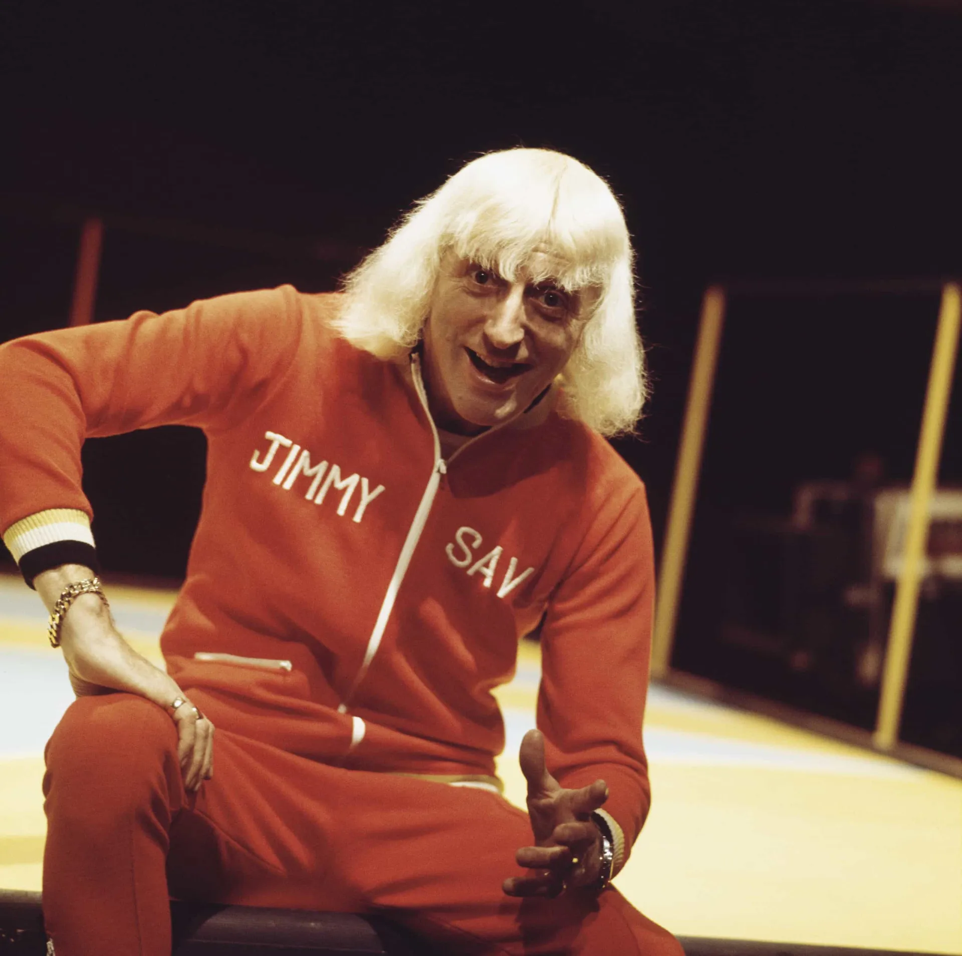 Jimmy Savile com um charuto na boca, um de seus traços característicos.