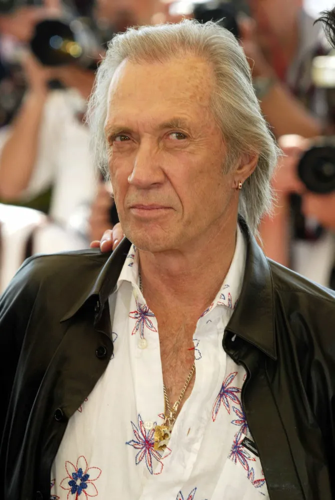 David Carradine com seu visual característico de mestre de artes marciais.