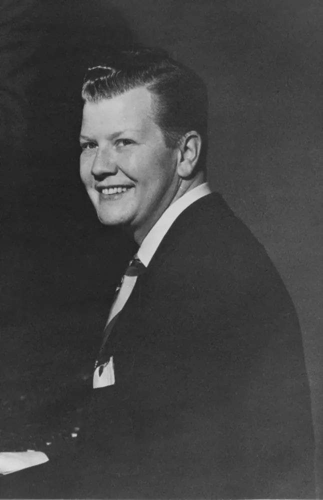 Billy Tipton tocando piano com sua banda de jazz nos anos 50.