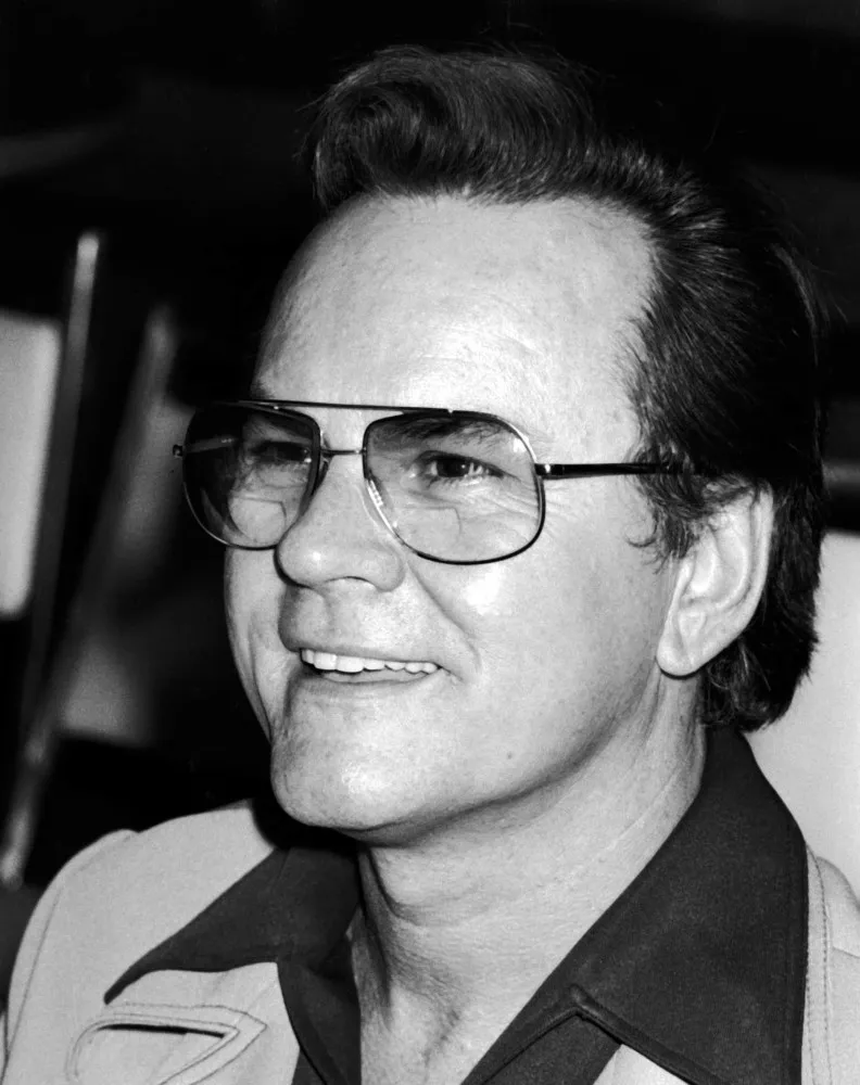 Bob Crane sorrindo em um retrato promocional de sua série de TV.