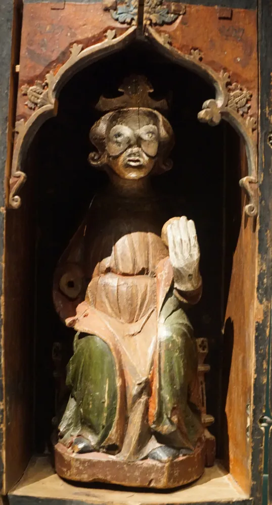 Estátua de Santo Olavo em batalha, empunhando uma arma.