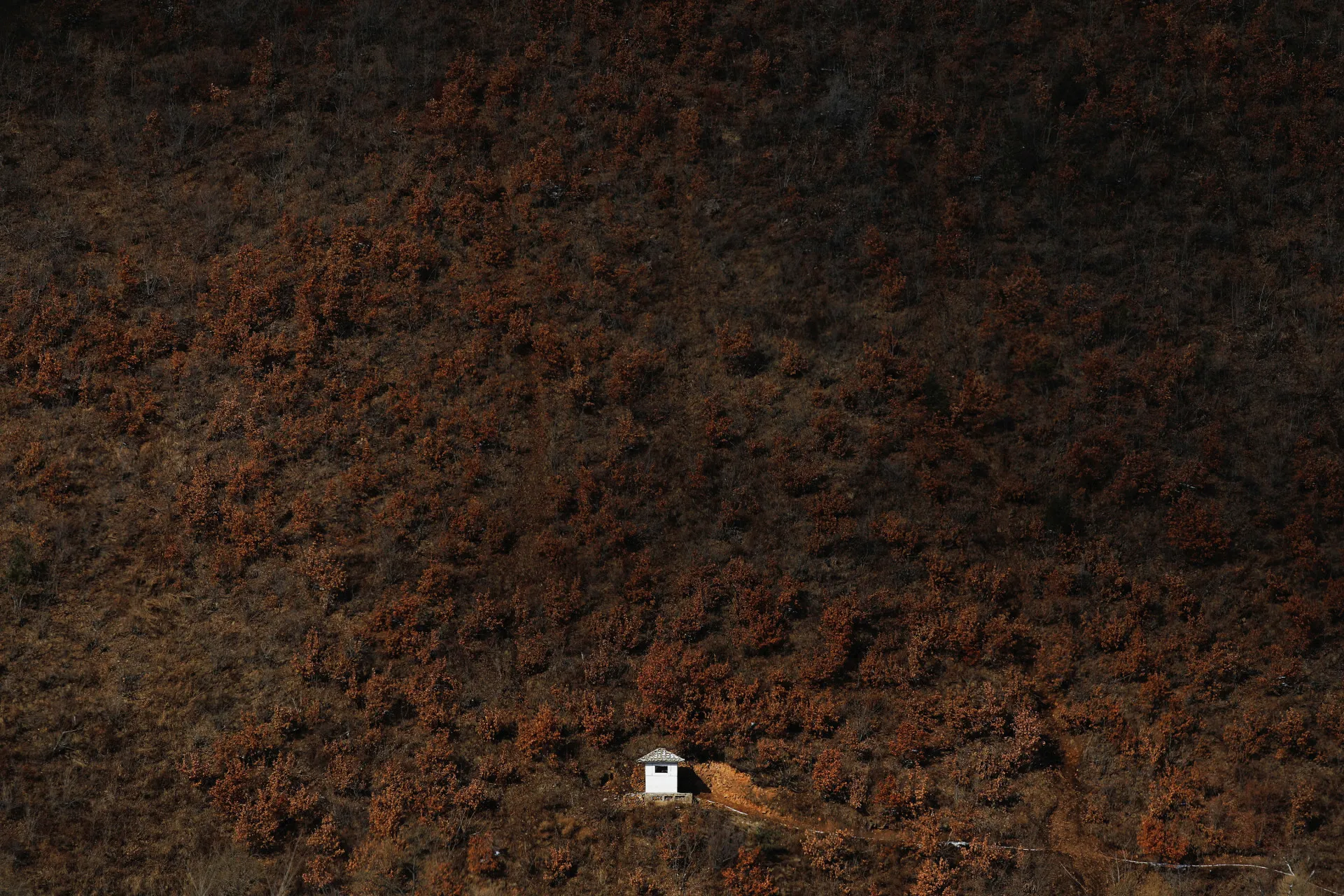 Posto de observação norte-coreano solitário perto do rio Yalu, visto da China.