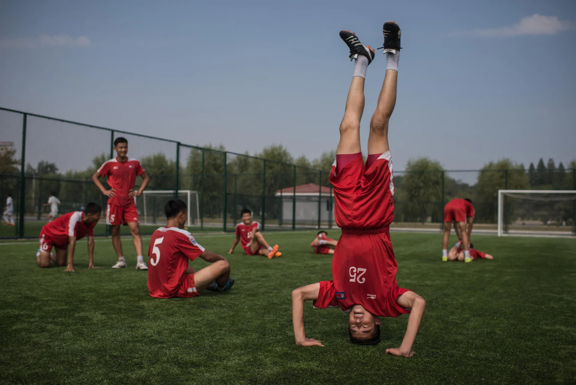 Jovens alunos treinando na Escola Internacional de Futebol de Pyongyang.