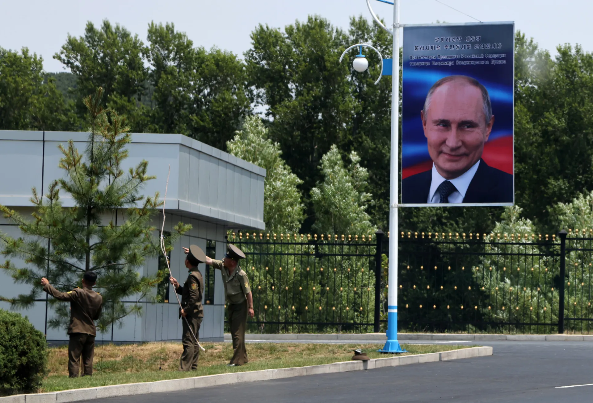 Fotos do presidente russo Vladimir Putin penduradas nas ruas de Pyongyang.