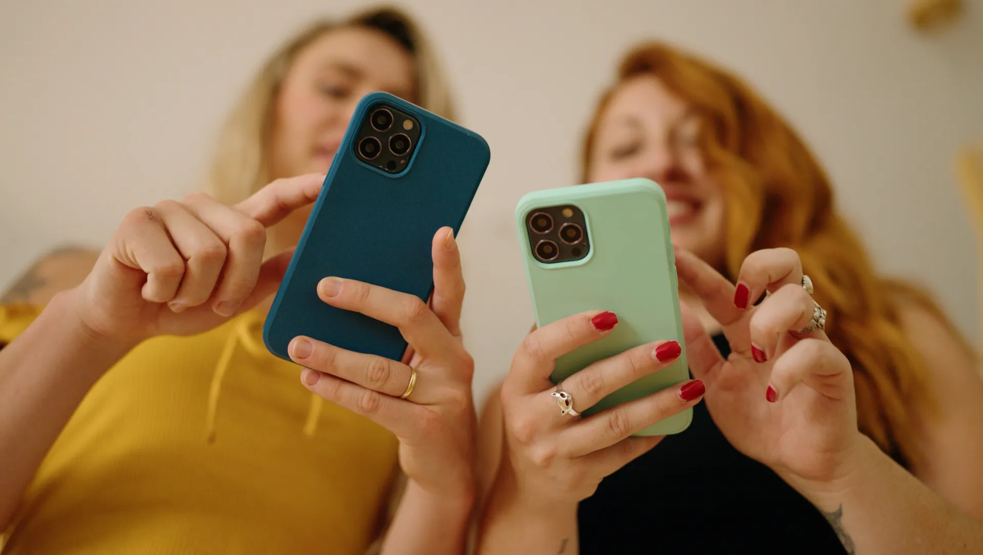 Um grupo de amigos sorrindo enquanto olham para um celular, compartilhando suas localizações.