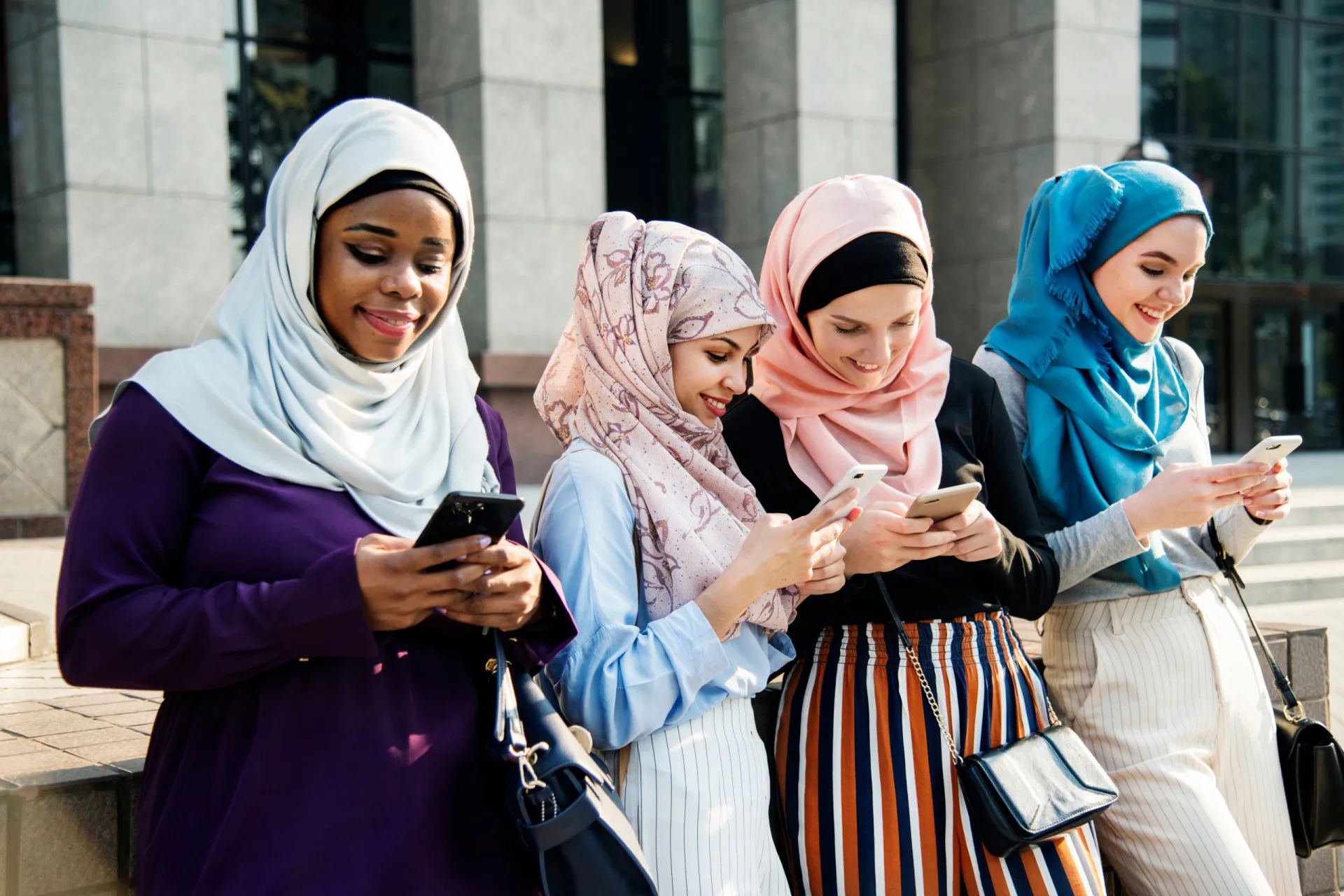 Símbolos de várias religiões do mundo ao redor de um smartphone.