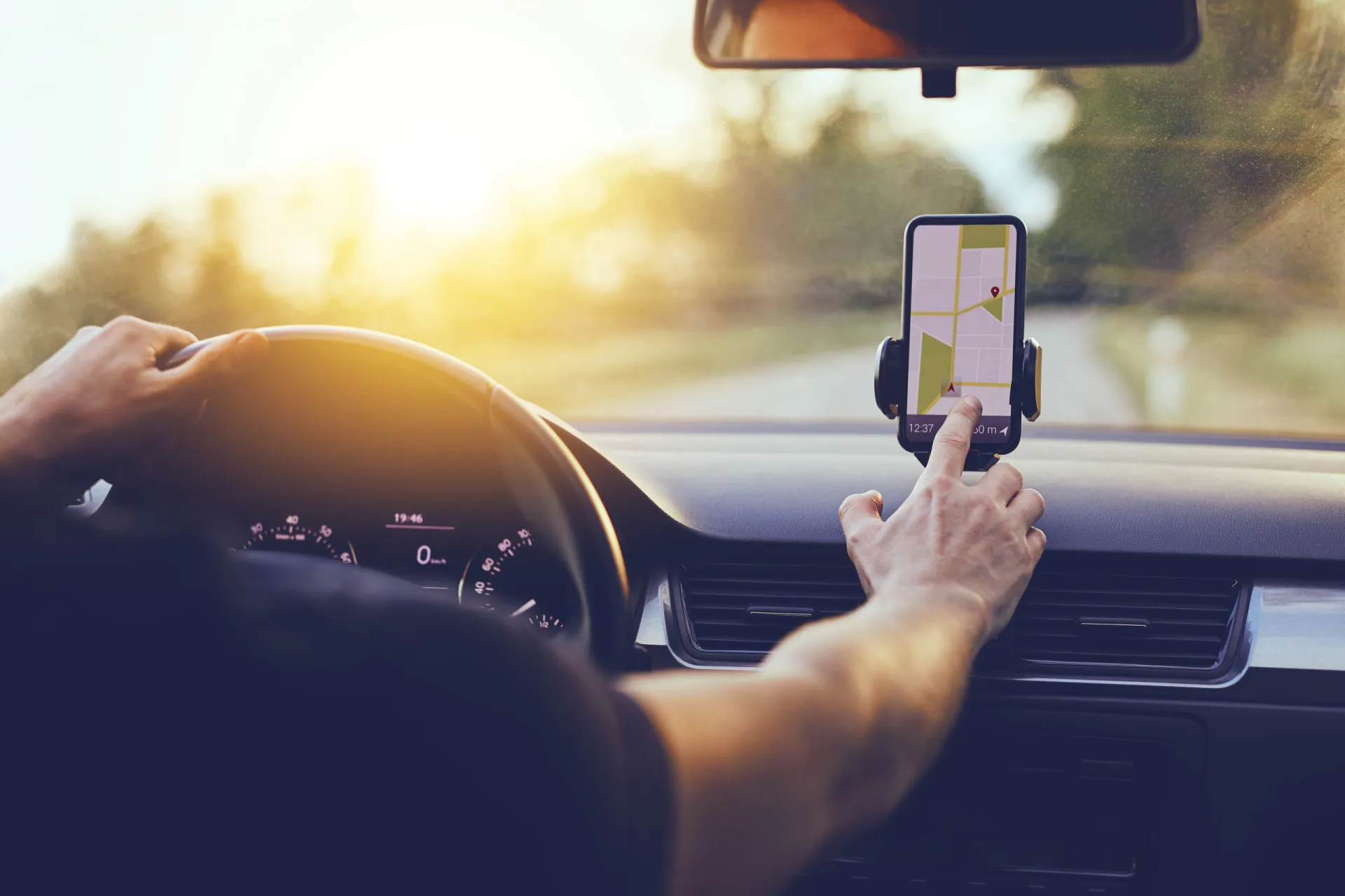 Uma rota de trânsito sendo exibida no mapa de um aplicativo de navegação no celular.