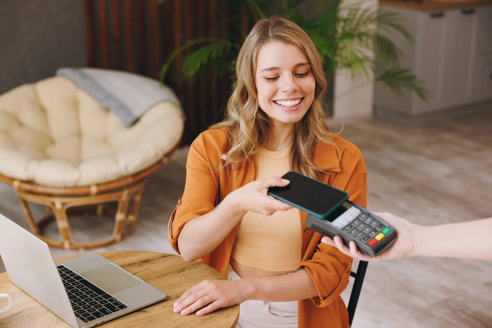 Um celular com um aplicativo de pagamento aberto, mostrando um cartão de crédito na tela.