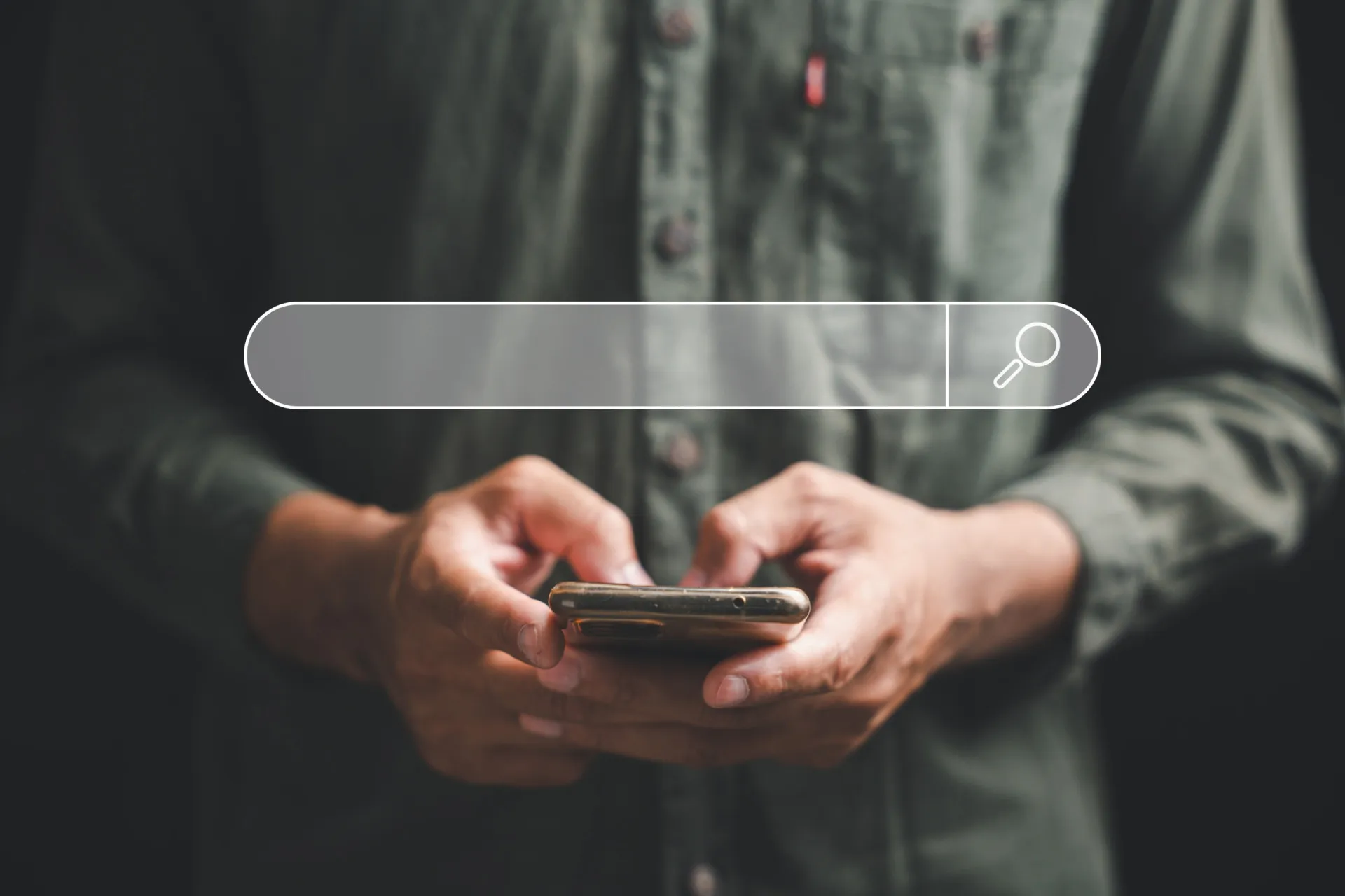 Uma lupa passando sobre uma barra de pesquisa em um celular, simbolizando o rastreamento do histórico.