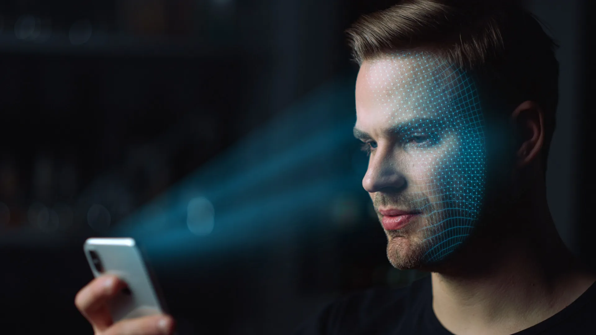 Reconhecimento facial sendo realizado por um celular para desbloquear o aparelho.