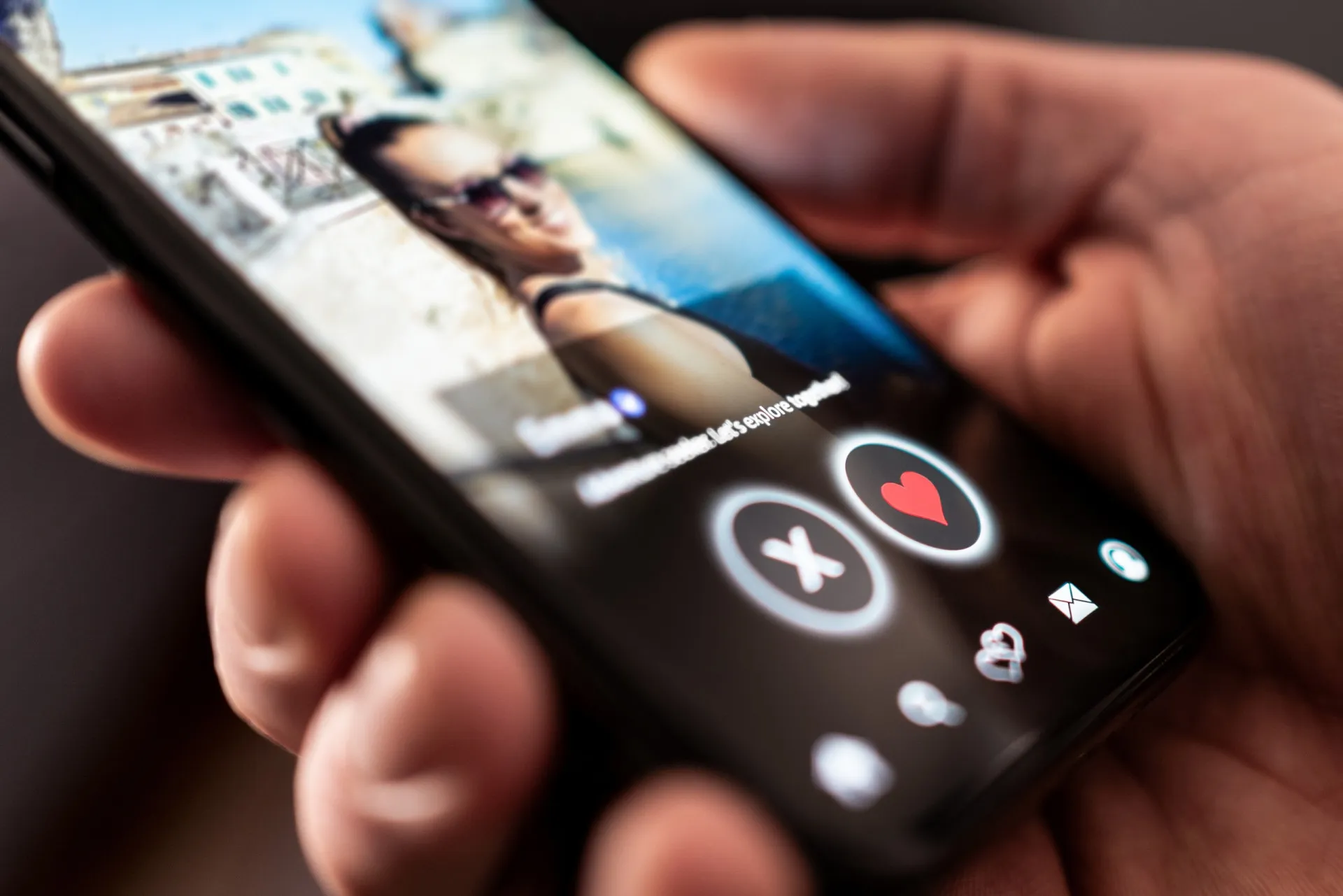 Ícones representando diferentes gêneros e orientações afetivas flutuando em volta de um celular.