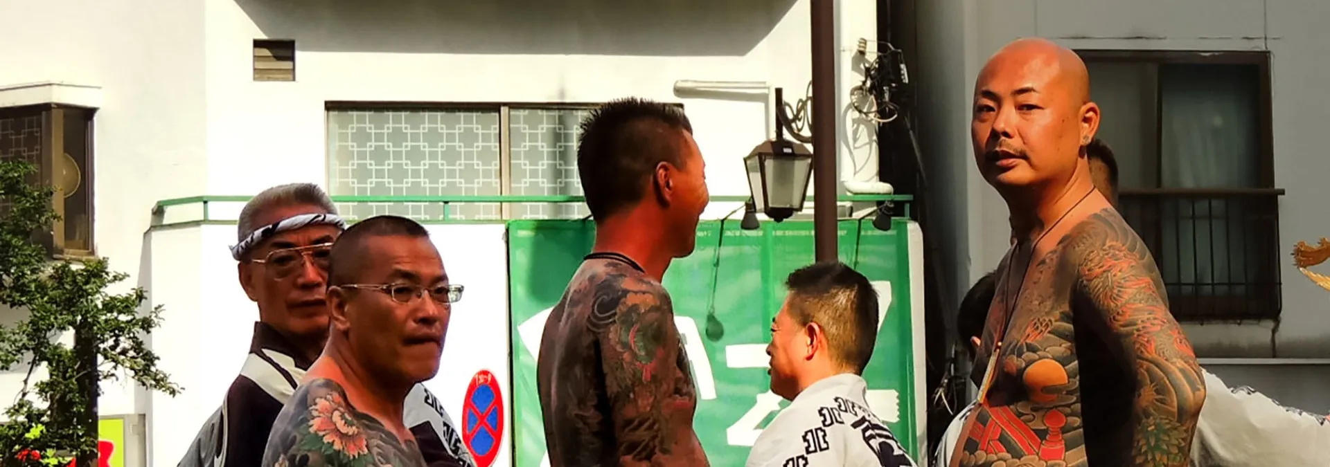 Símbolos japoneses representando o código de honra Ninkyo, seguido pela Yakuza.