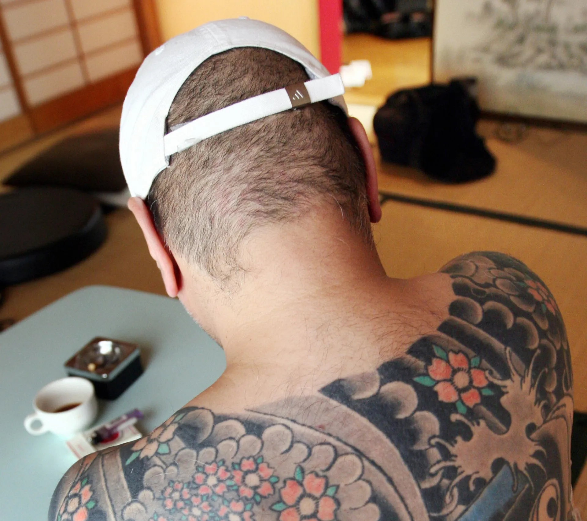 Policiais japoneses em uma operação contra a Yakuza, simbolizando a repressão do governo.