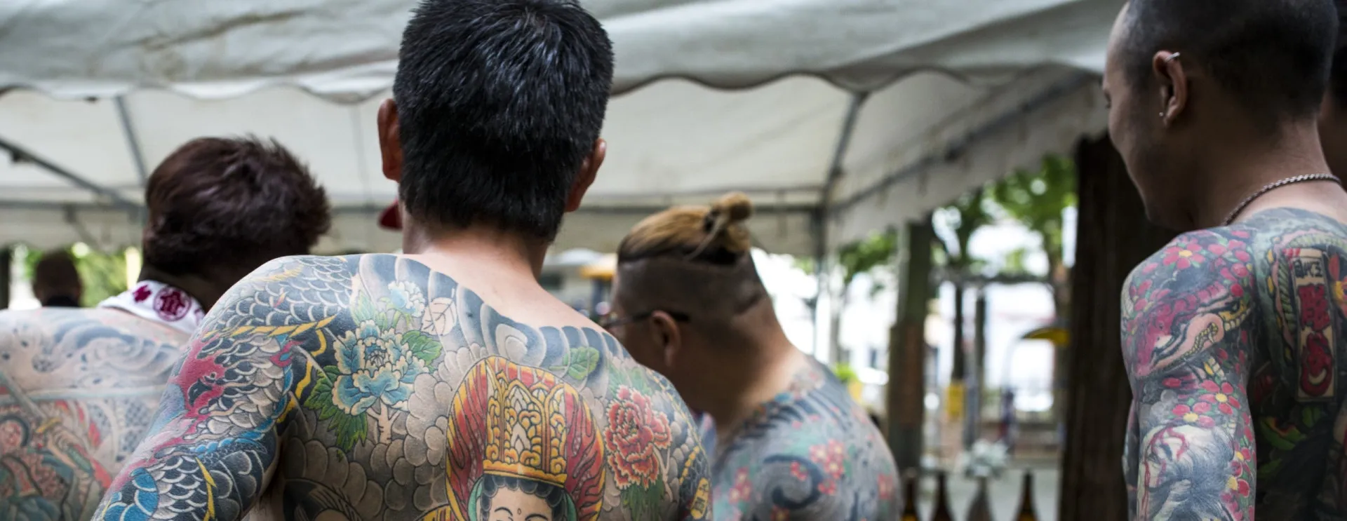 Imagem que contrasta a face criminosa da Yakuza com seus atos de ajuda humanitária.