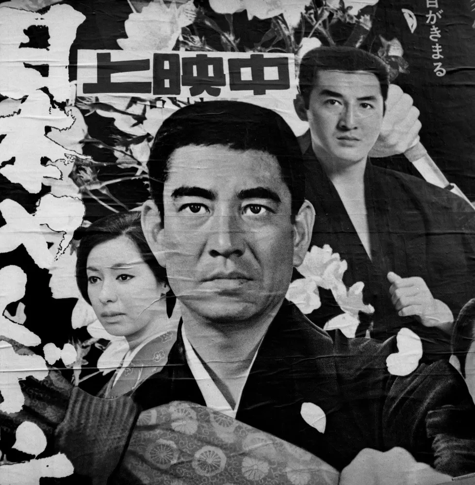 Membros da Yakuza reunidos em um bar, demonstrando a camaradagem e a força do grupo em seu auge.