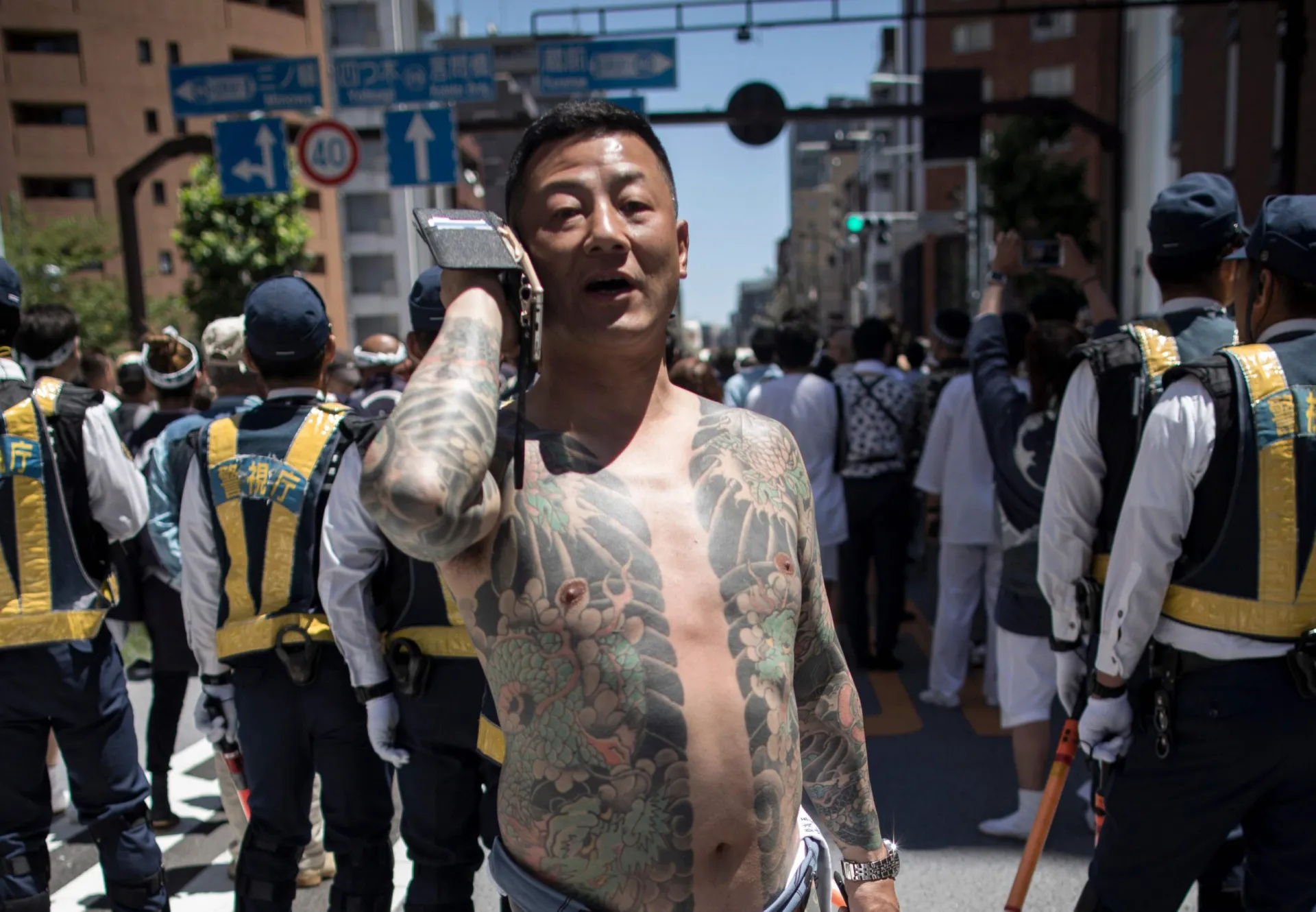Membros do Inagawa-kai em uma cerimônia, demonstrando respeito à hierarquia e tradição do clã.