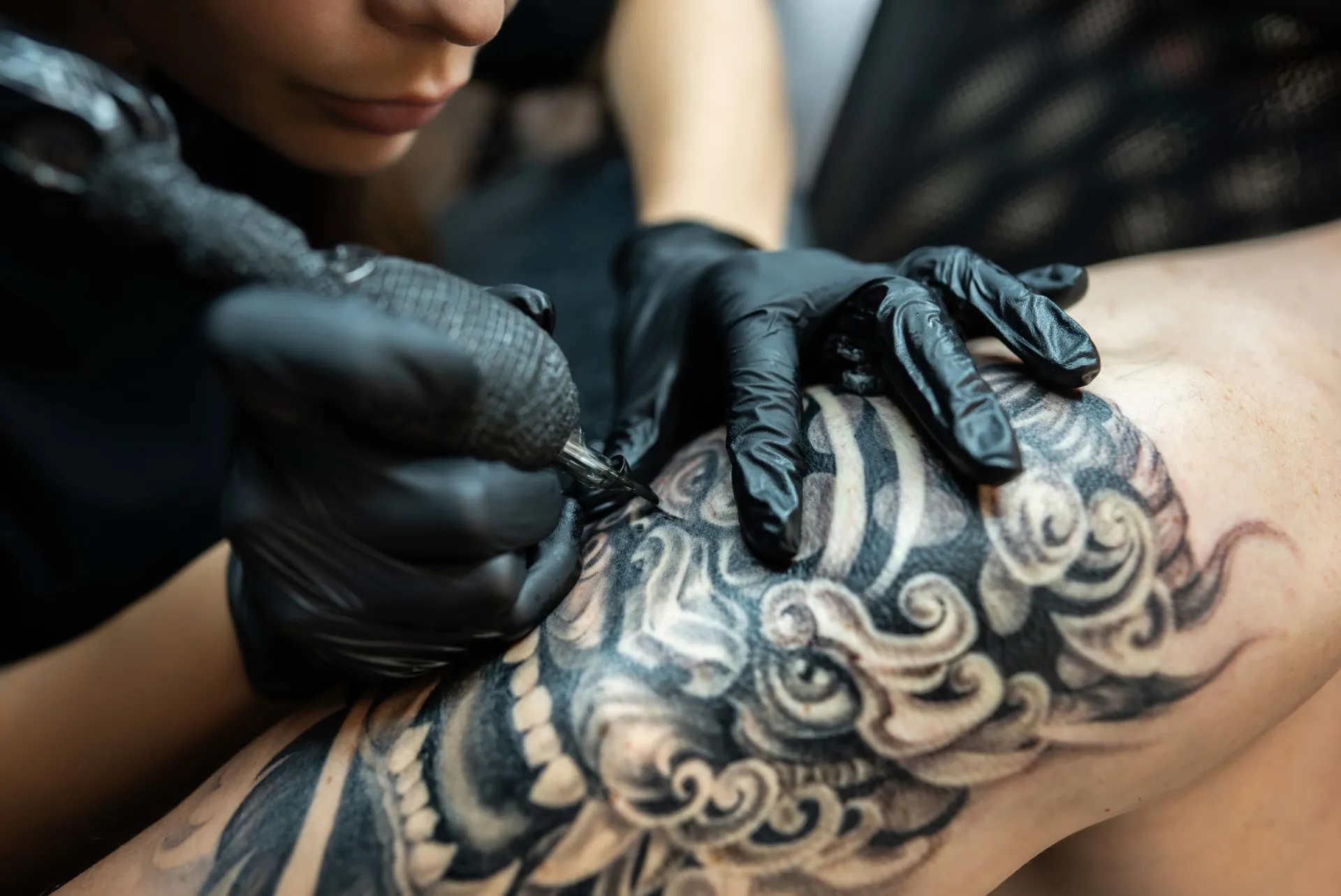 Detalhe de uma tatuagem de carpa koi, que simboliza força e perseverança na cultura Yakuza.