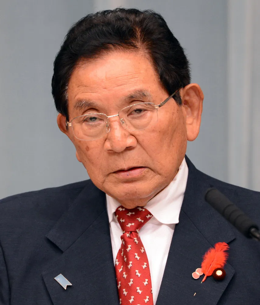 Políticos japoneses em uma reunião, sugerindo a infiltração da Yakuza na política.