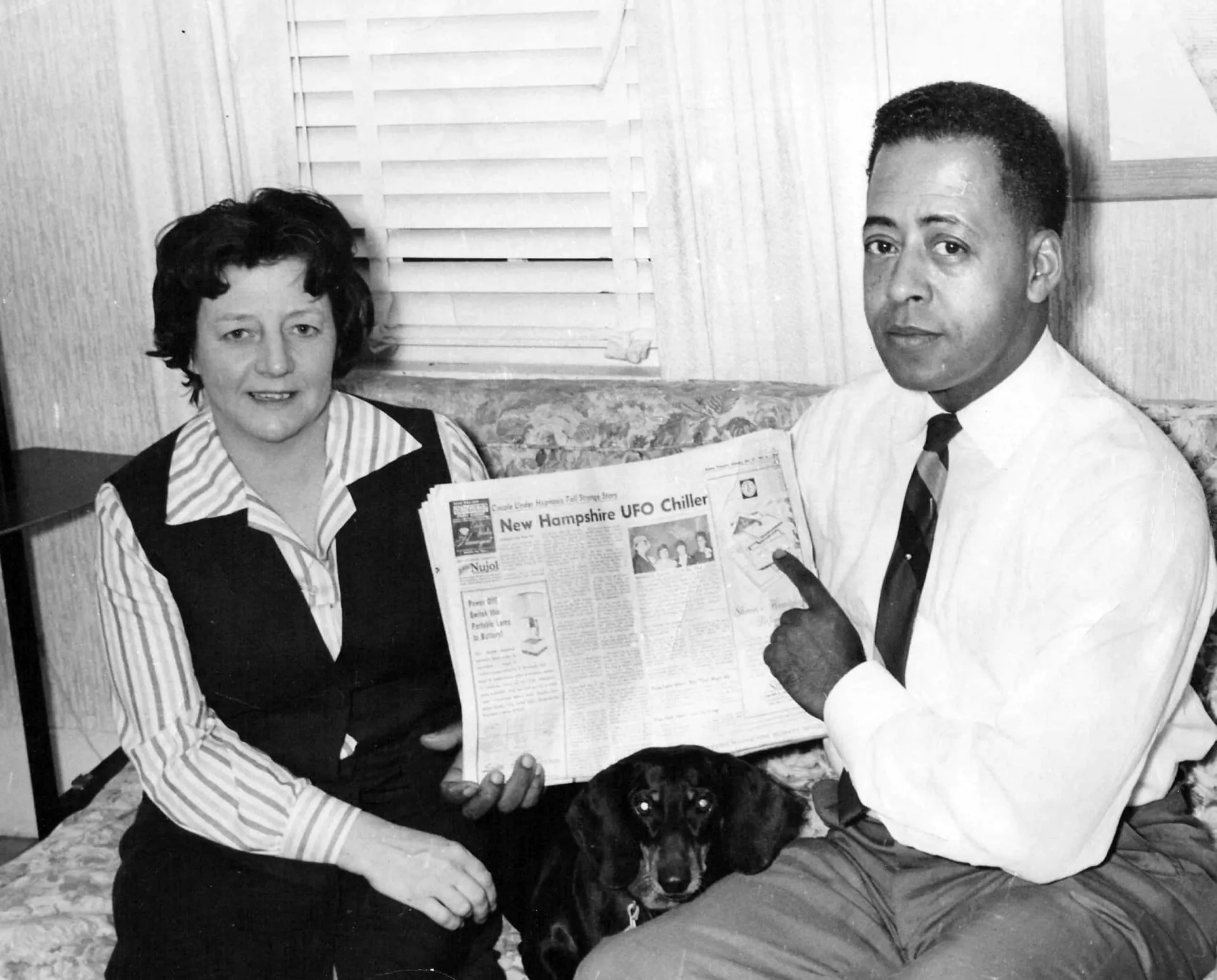 Ilustração de Betty e Barney Hill sendo observados por alienígenas.