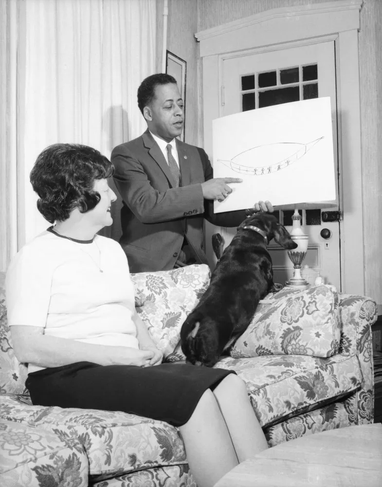 Foto antiga de Betty e Barney Hill sentados em um sofá.