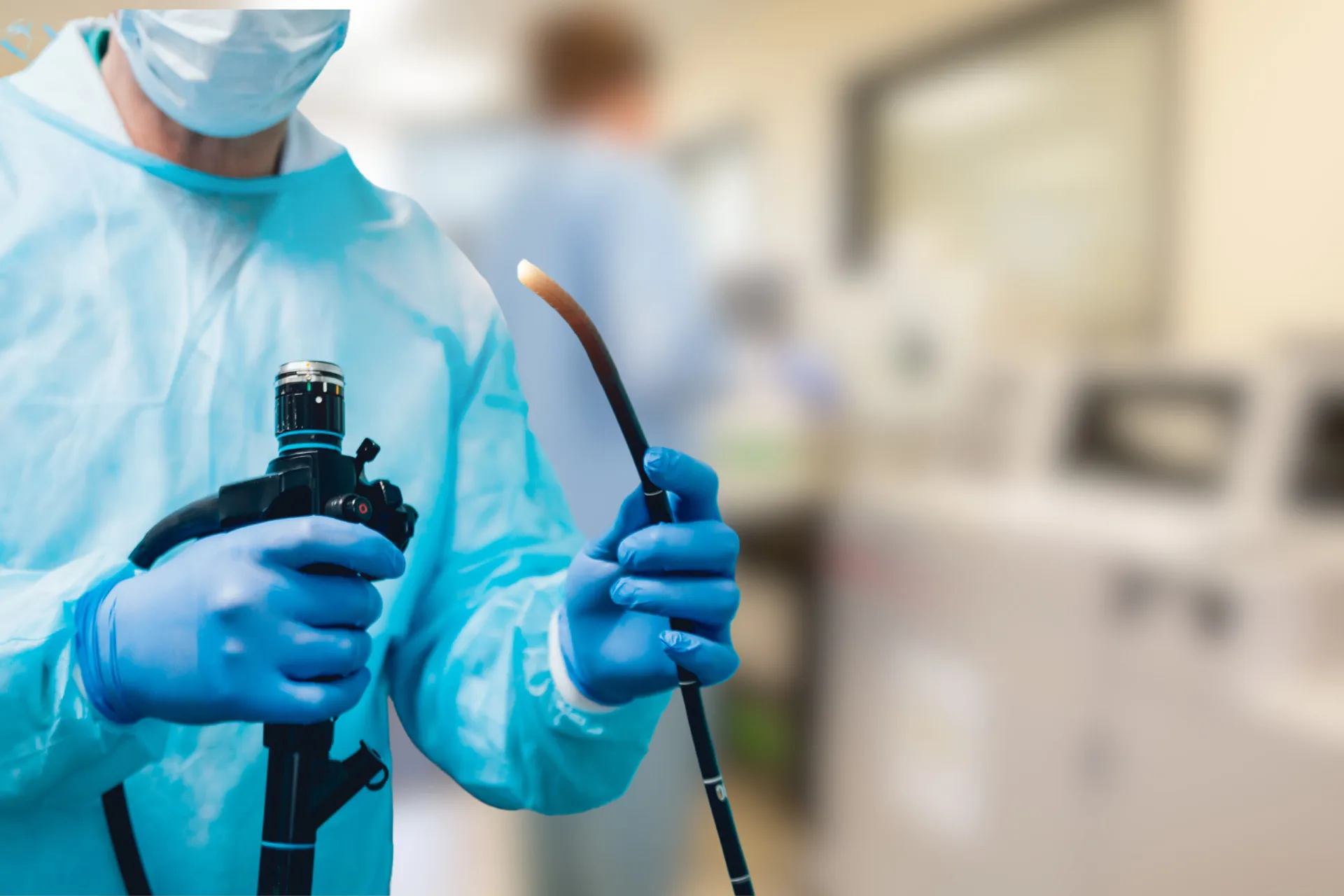 Equipamento de endoscopia sendo preparado para um procedimento.