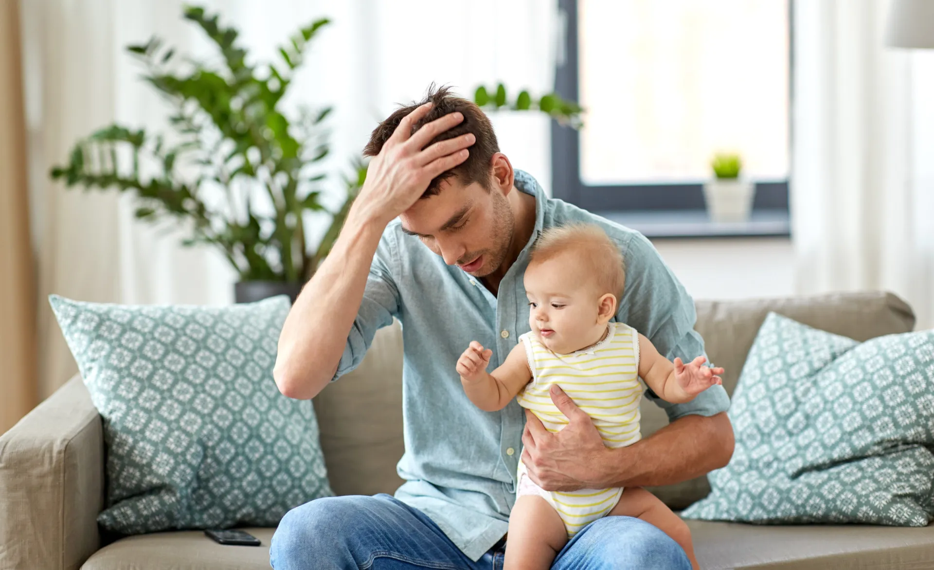 Sinal de 'pare' com a mão, simbolizando o que não se deve fazer.