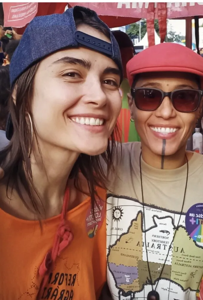A atriz Maria Casadevall ao lado de sua namorada, a musicista Larissa Mares.