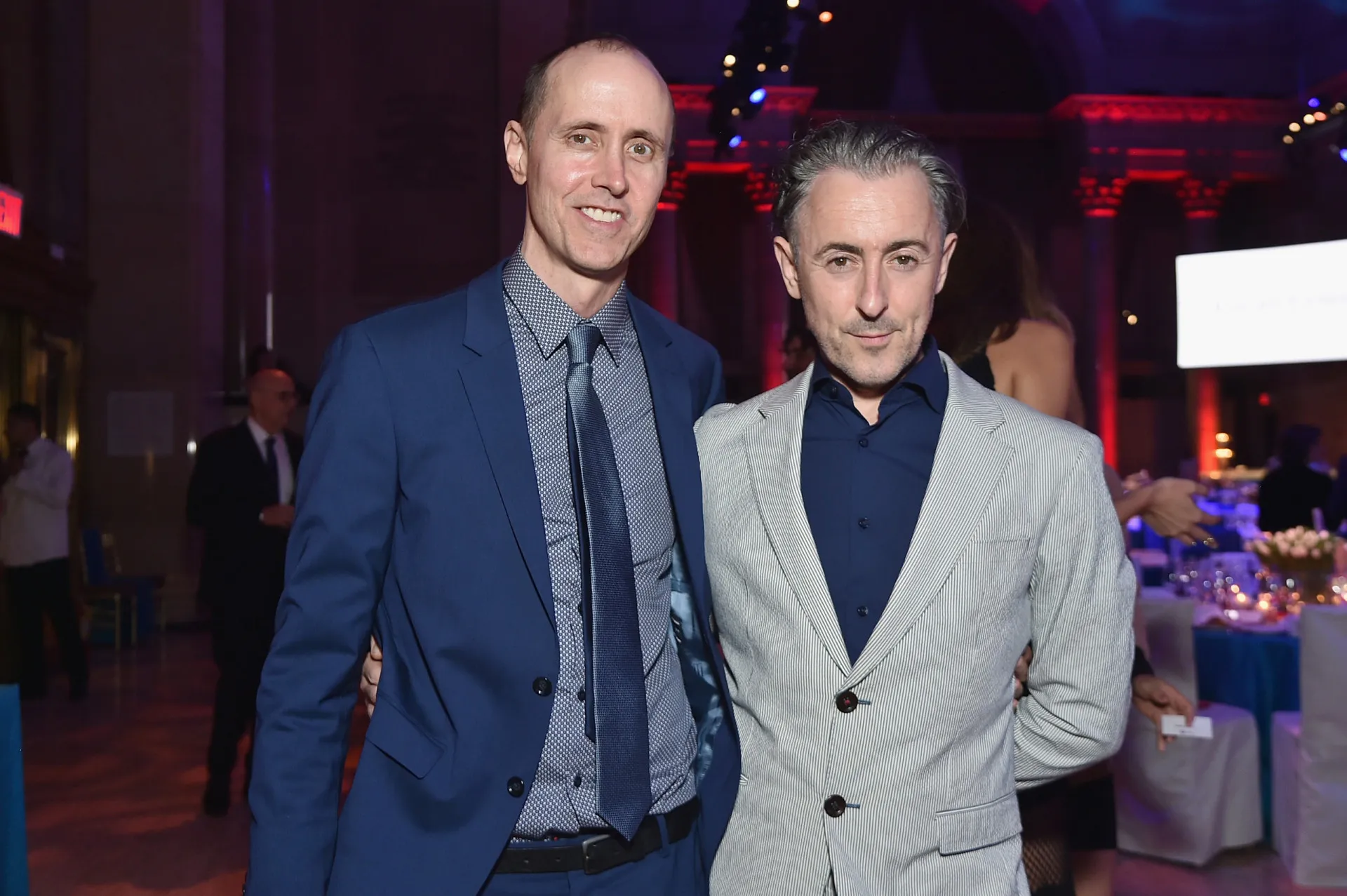 O ator Alan Cumming e seu marido, o ilustrador Grant Shaffer, em um evento.
