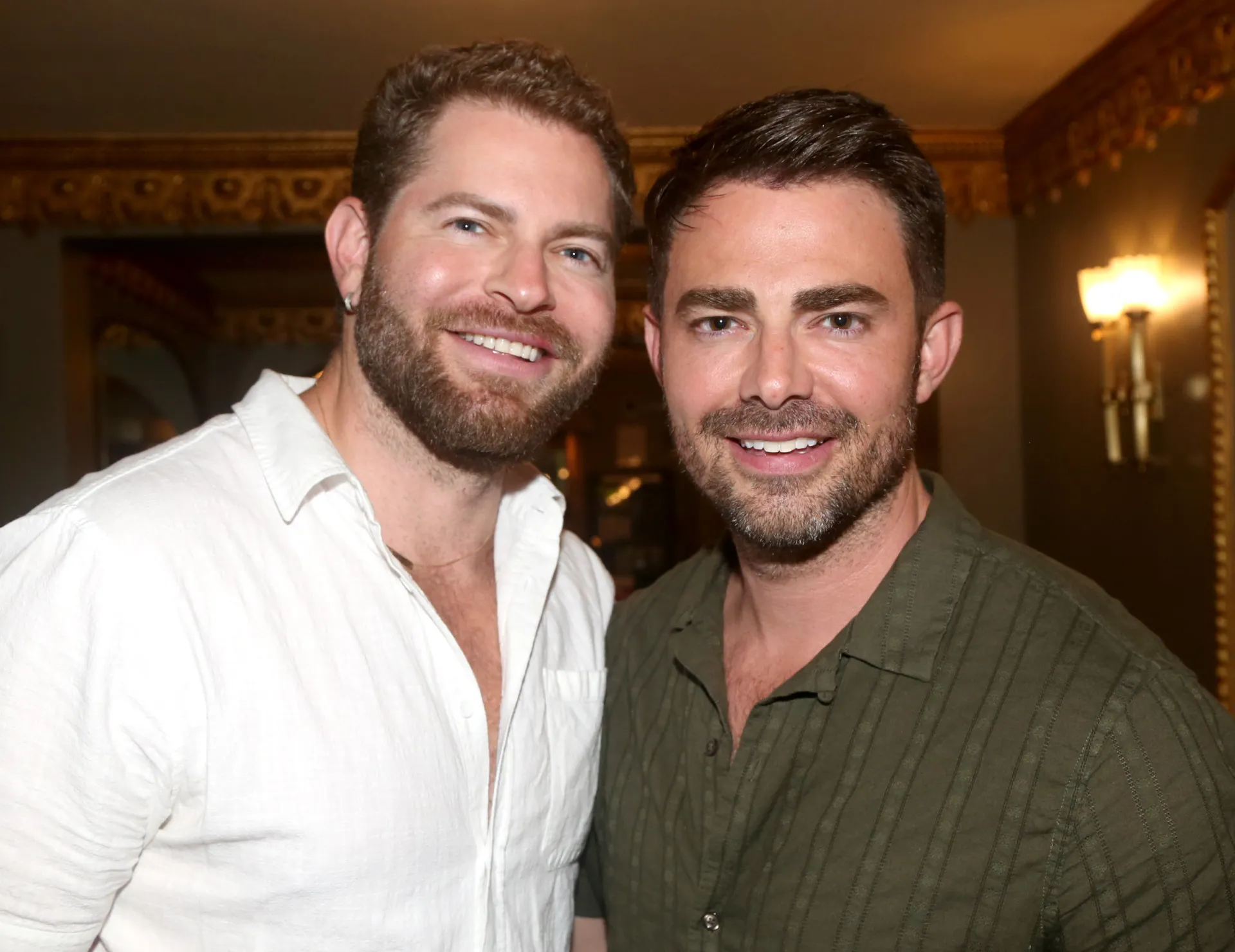 Jonathan Bennett, astro de 'Meninas Malvadas', e seu marido Jaymes Vaughan.