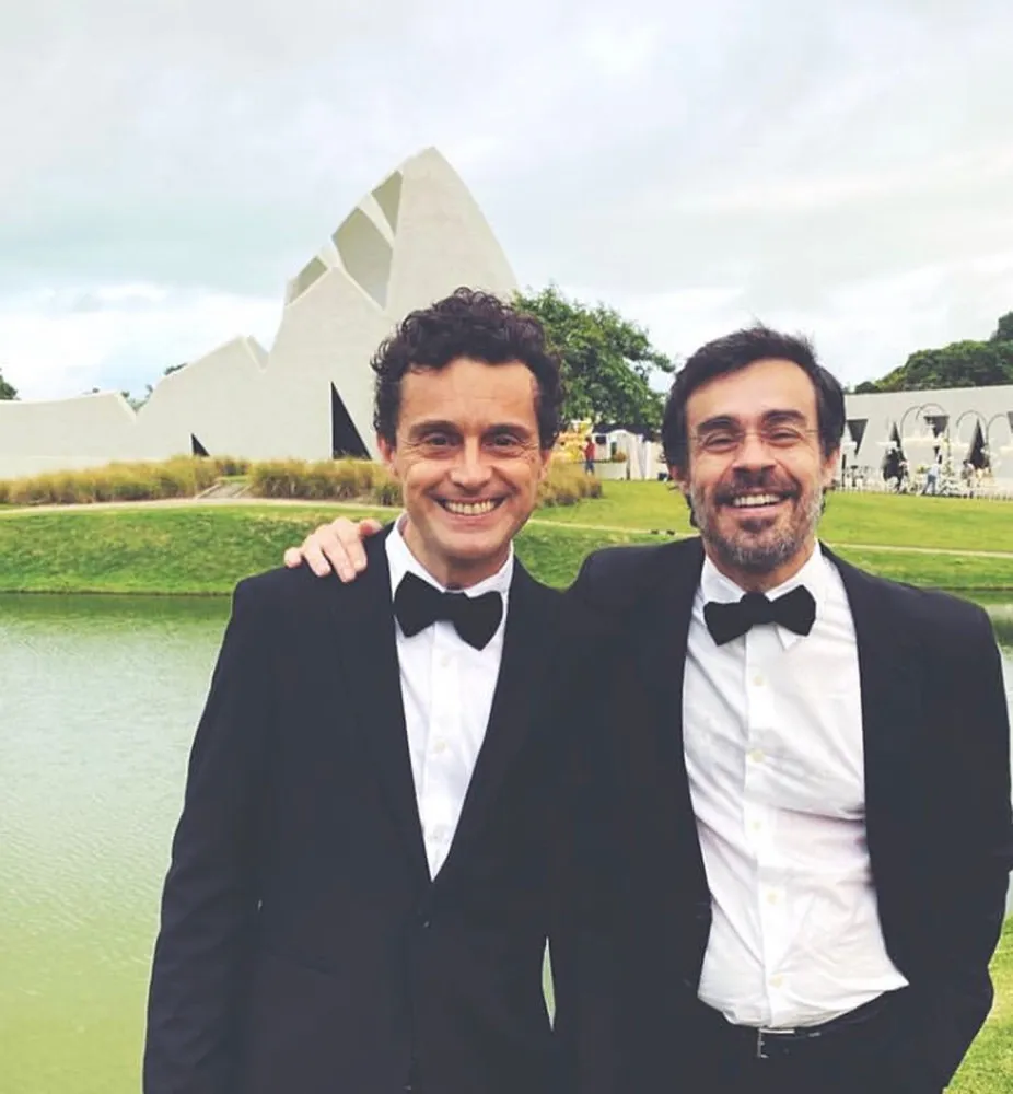Os atores Erom Cordeiro e Rodrigo Bolzan em um momento de cumplicidade.