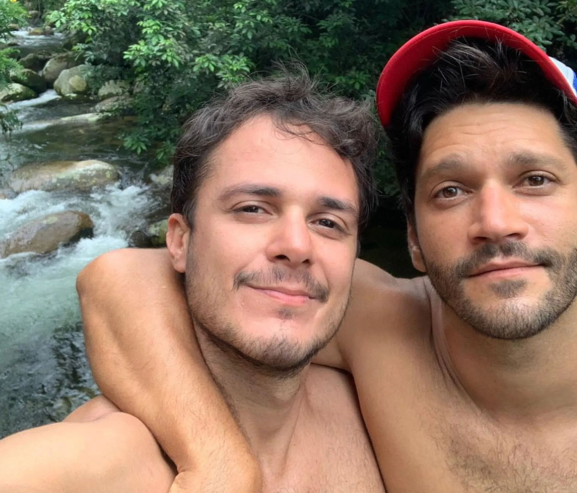 O ator Armando Babaioff em um momento de carinho com seu parceiro, Victor Novaes.