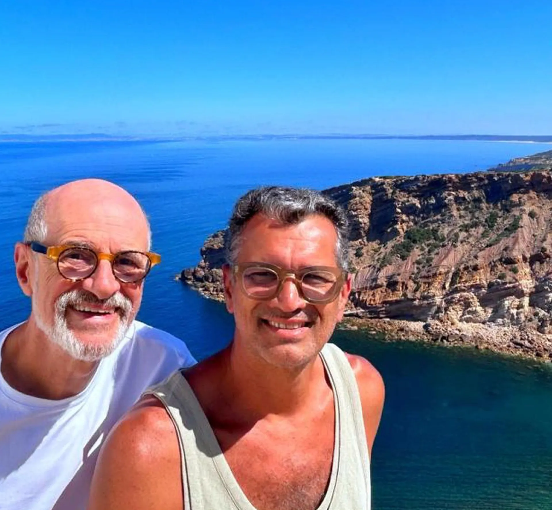 O ator Marcos Caruso e seu parceiro Marcos Paiva sorrindo em uma foto de viagem.