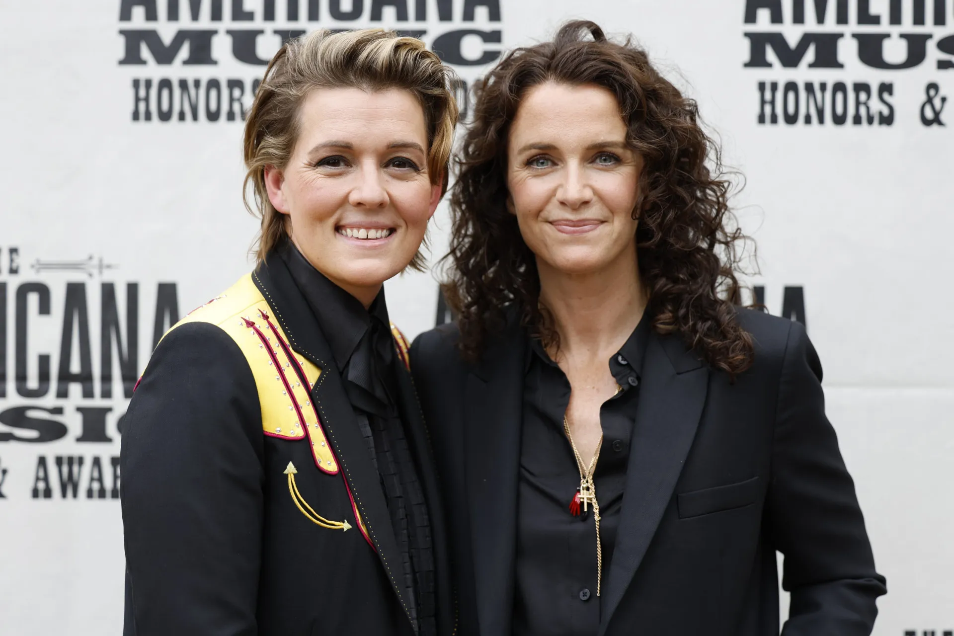 A cantora country Brandi Carlile e sua esposa Catherine Shepherd.