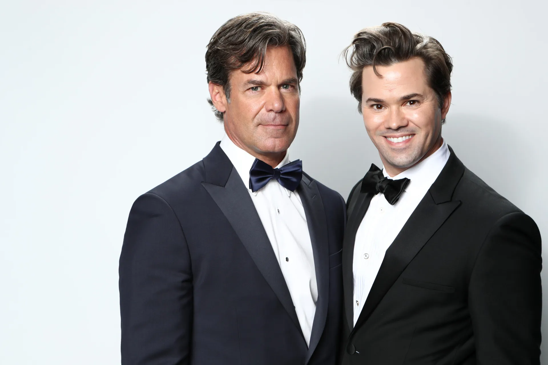 Os atores Andrew Rannells e Tuc Watkins, que levaram o romance dos palcos para a vida real.