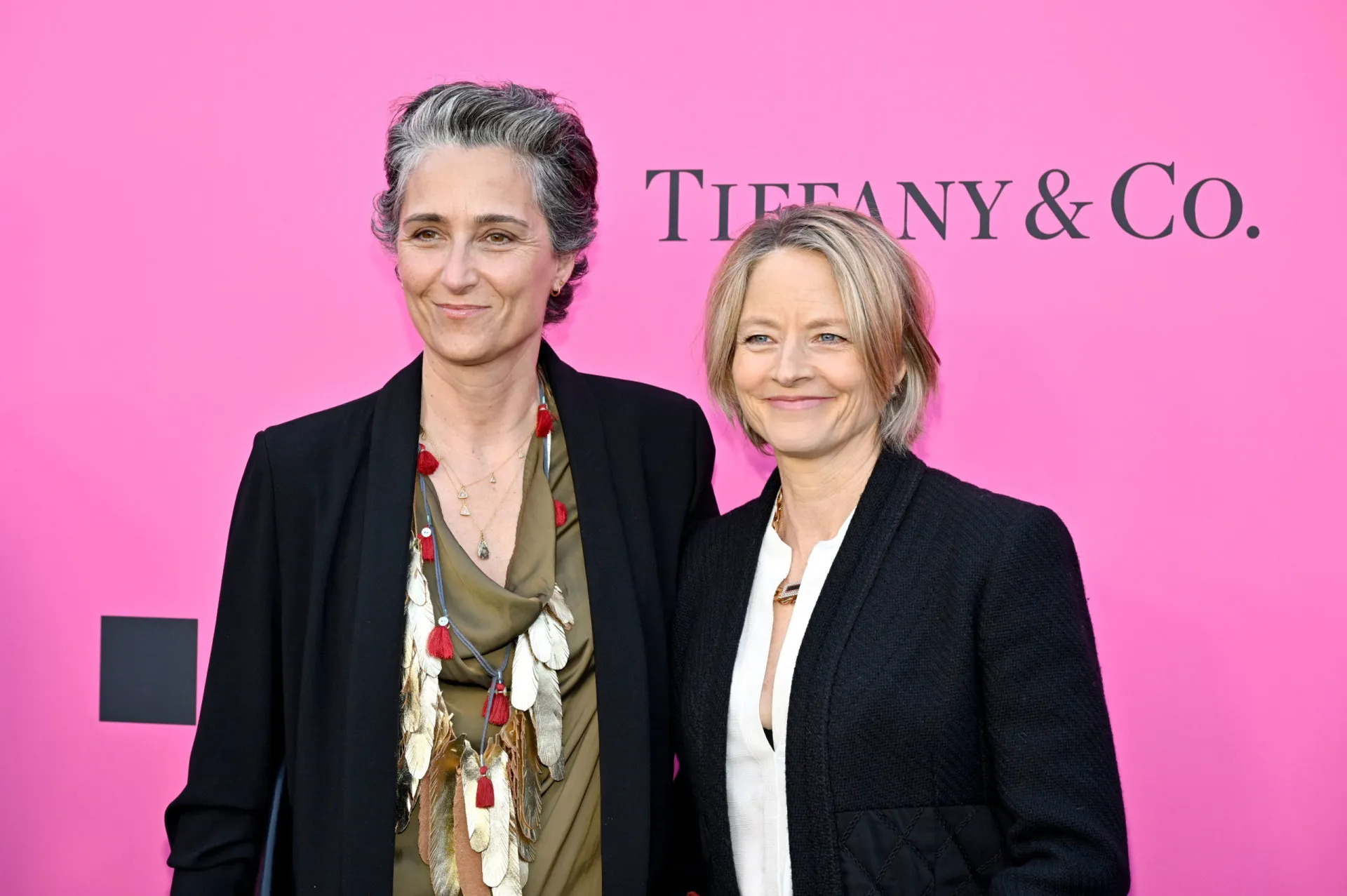 A atriz Jodie Foster ao lado de sua esposa, a fotógrafa Alexandra Hedison.