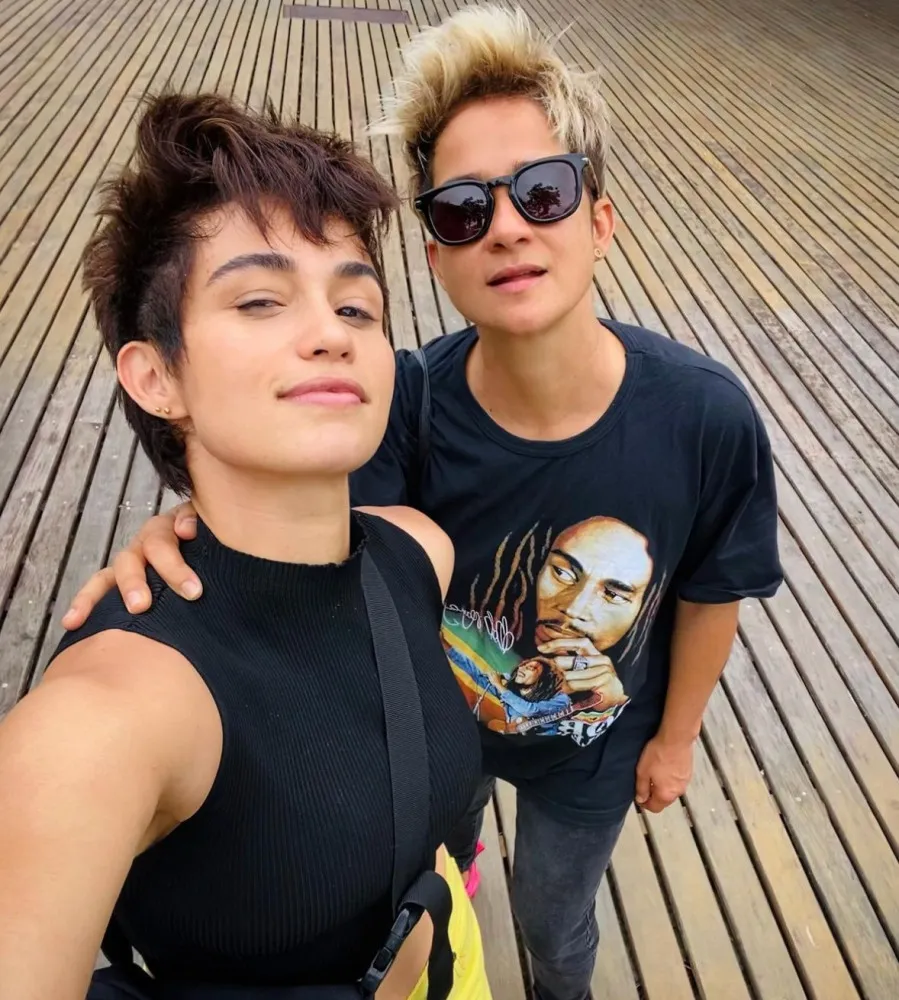 A atriz Nanda Costa e a percussionista Lan Lanh com suas filhas gêmeas, Kim e Tiê.