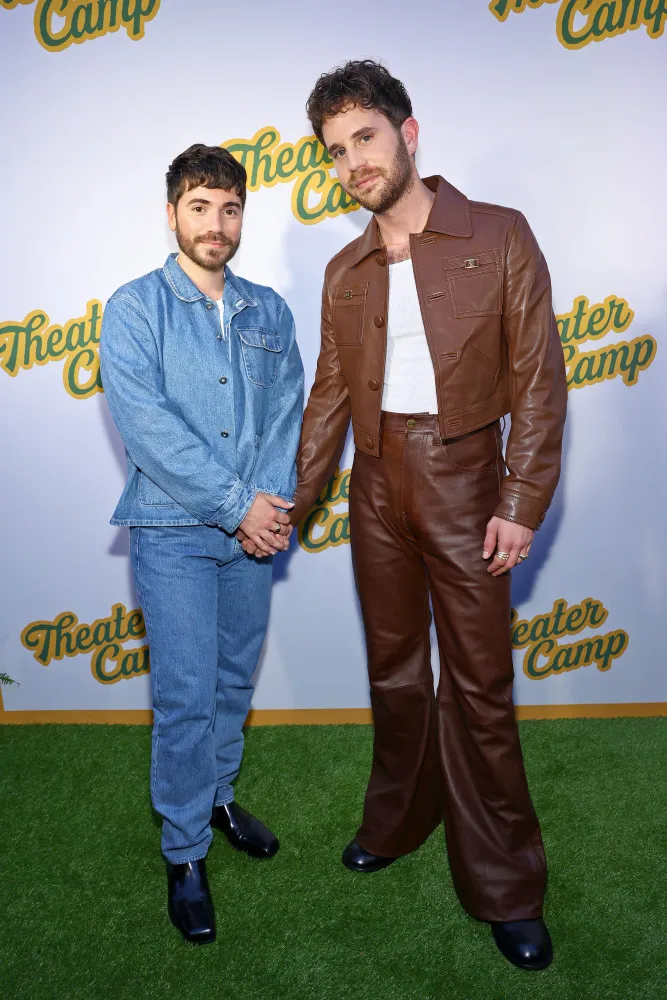 Os atores e cantores Ben Platt e Noah Galvin, que anunciaram o noivado em 2022.