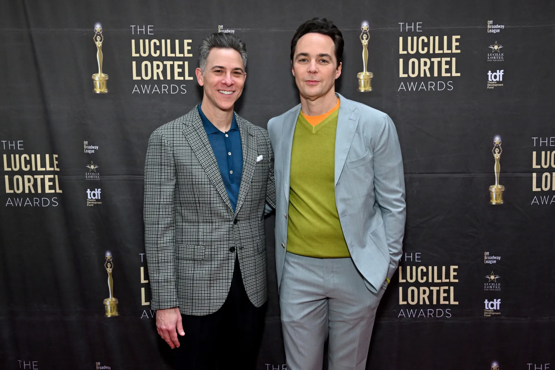 Jim Parsons, astro de 'The Big Bang Theory', e seu marido Todd Spiewak em um evento.
