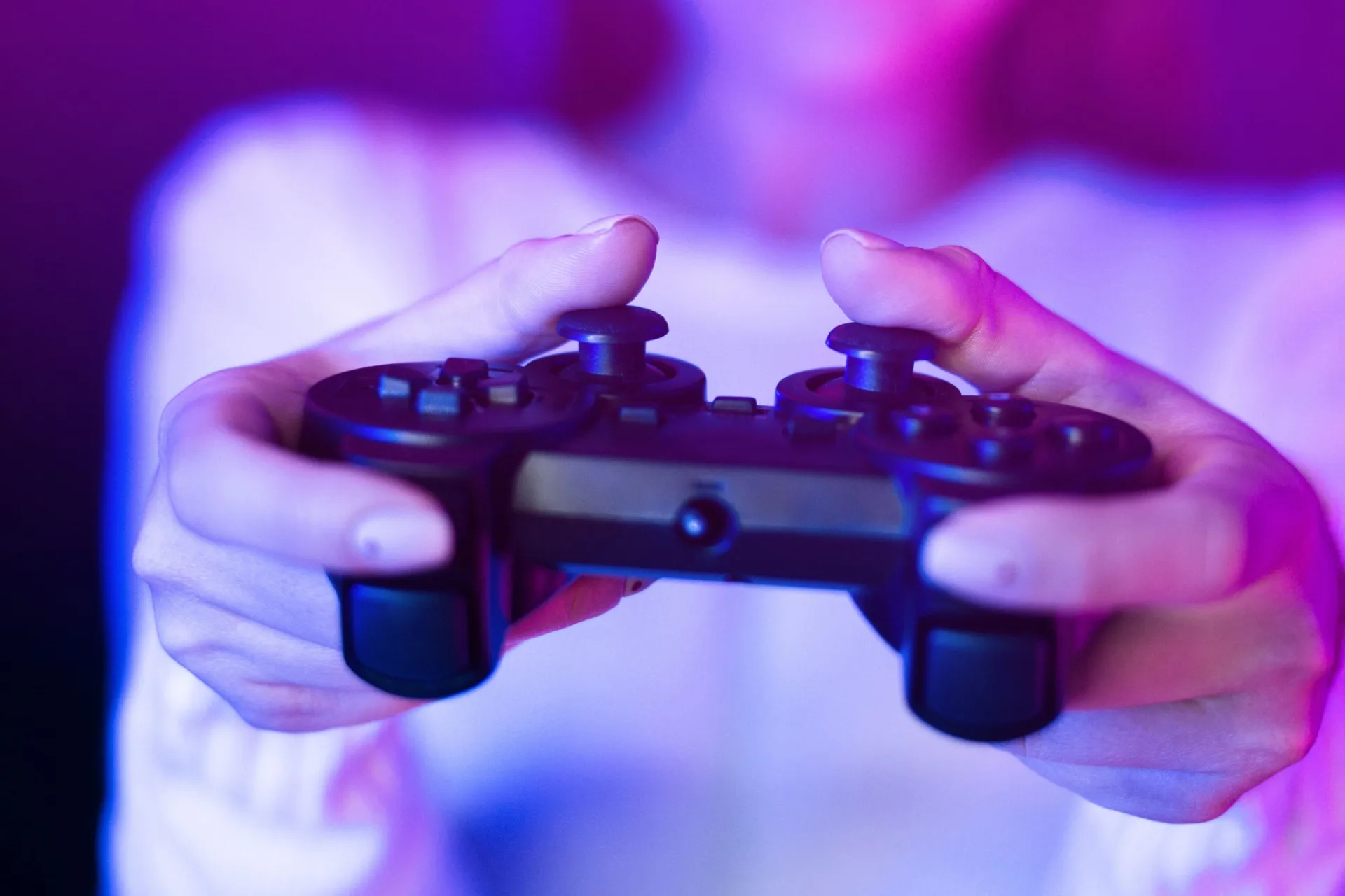 Jovem gamer com fones de ouvido e concentrado em um jogo de videogame.